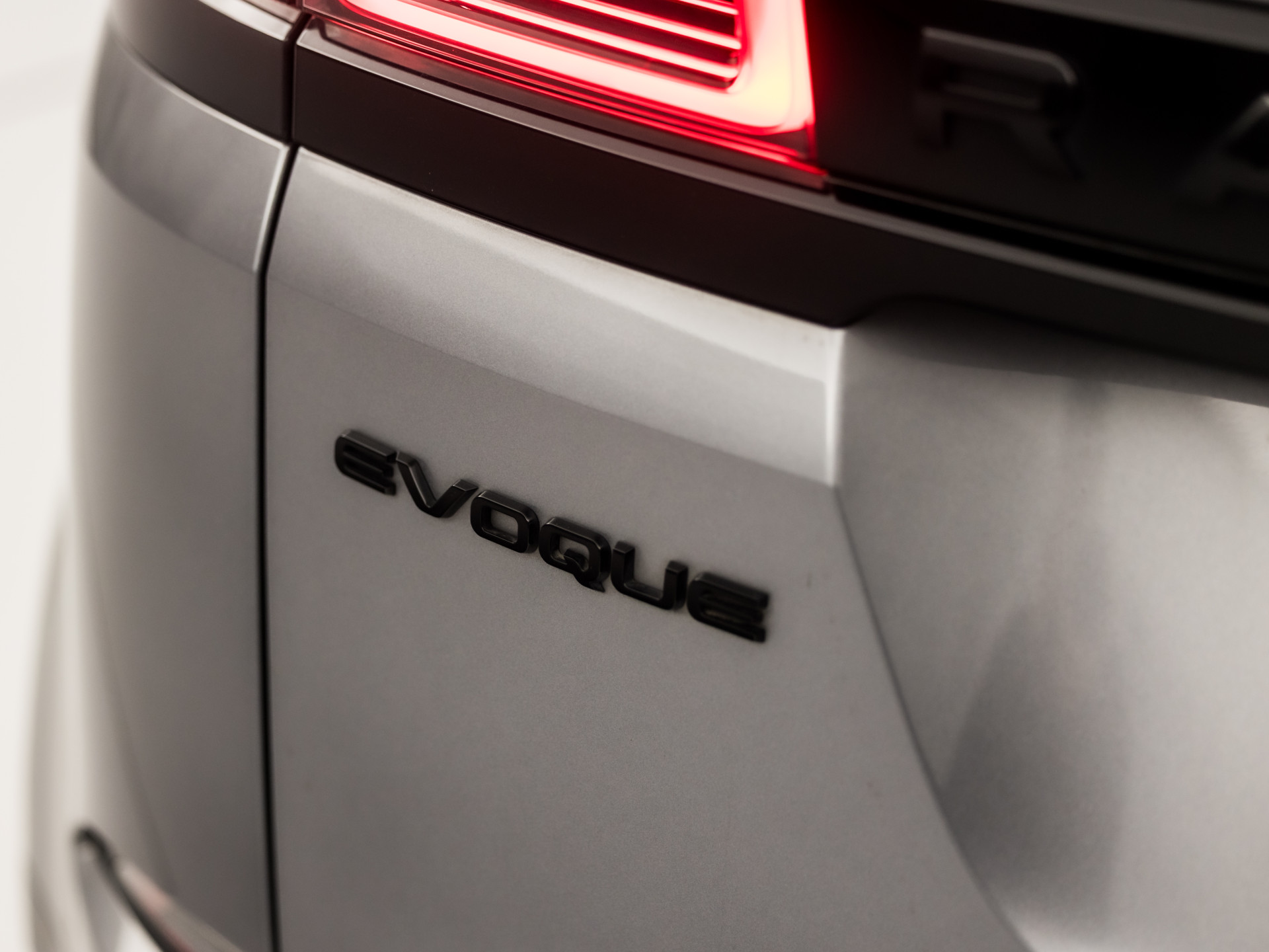 Land Rover Range Rover Evoque 1.5 P300e AWD R-Dynamic SE 309Pk Automaat (PANORAMADAK, APPLE CARPLAY, 360 CAMERA, MERIDIAN AUDIO, MEMORY SEATS, STUUR/STOELVERWARMING, ADAPTIVE CRUISE, VIRTUAL DASHBOARD, NIEUWSTAAT)