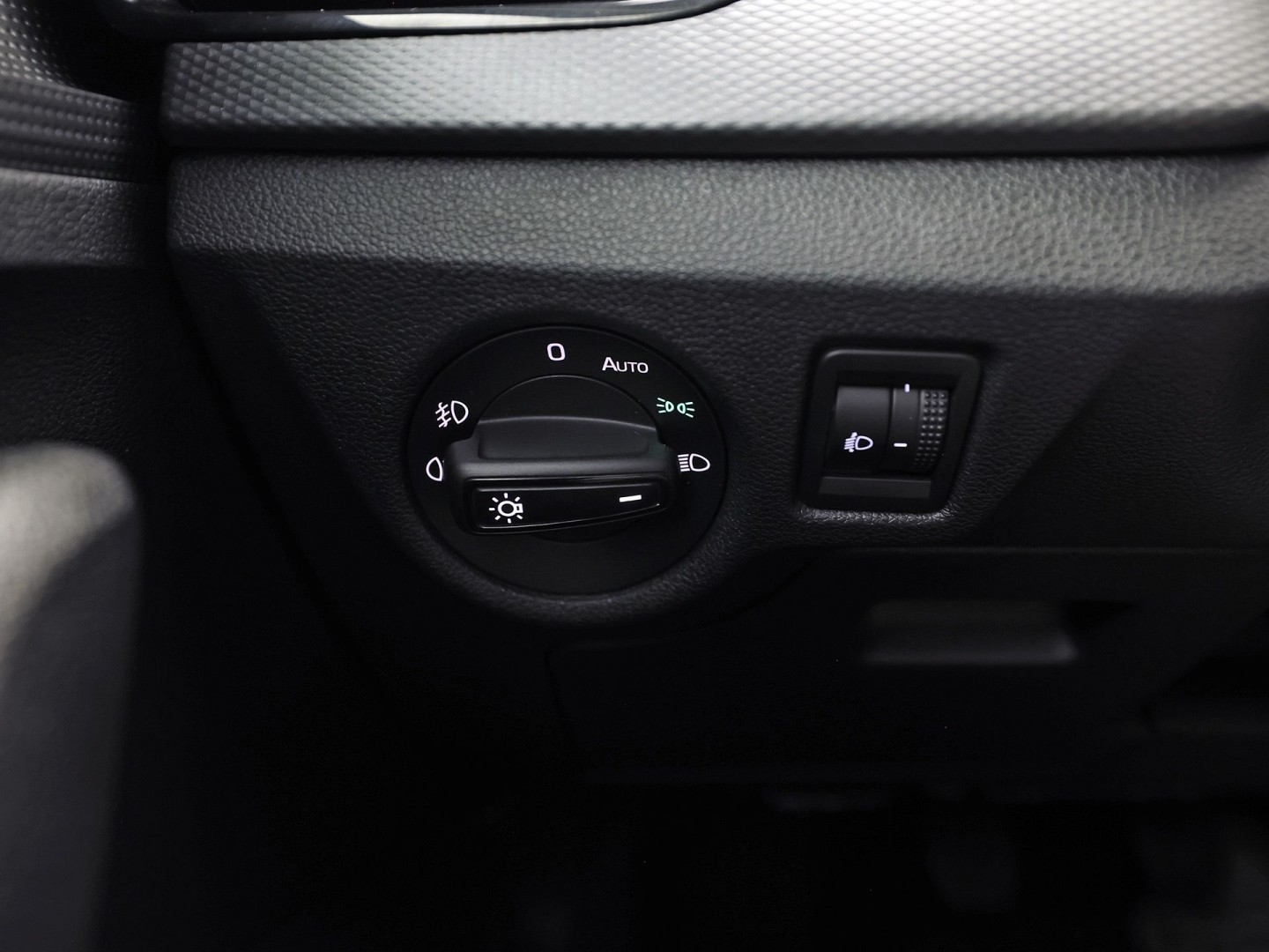 Škoda Scala 1.0 TSI Sport (CRUISE, GETINT GLAS, SPORTSTOELEN, LED KOPLAMPEN, ELEK PAKKET, NIEUWE APK, NIEUWSTAAT)