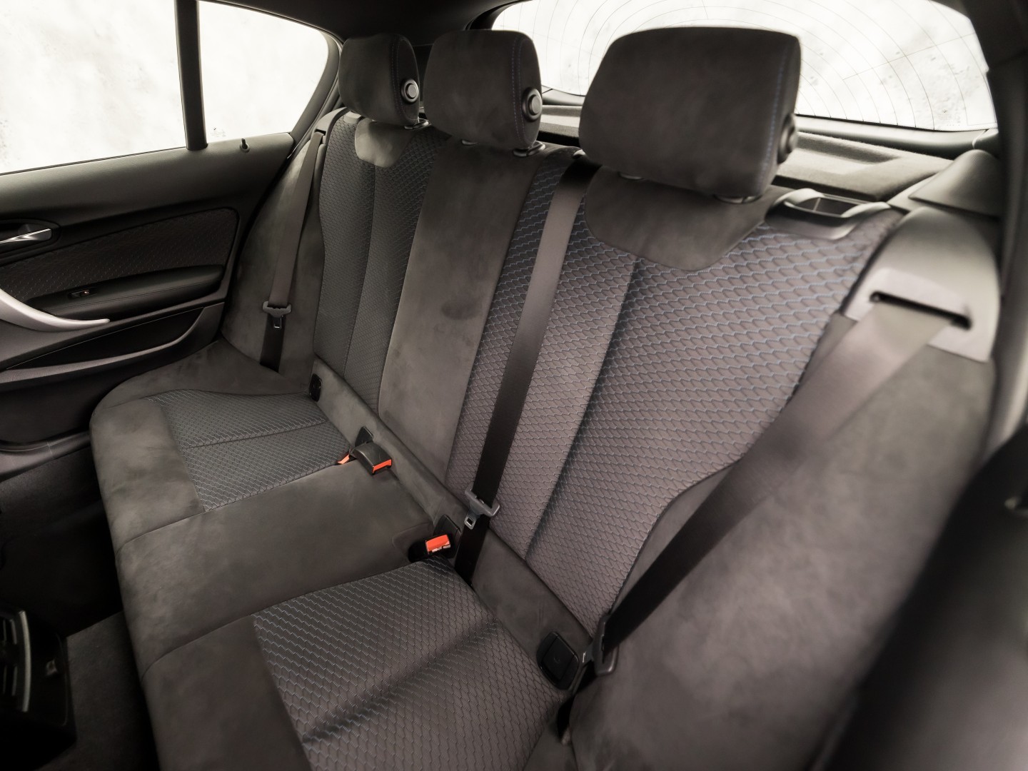 BMW M140i M Sport High Executive 340Pk Automaat (6 CILINDER, M PAKKET, HARMAN/KARDON, ALCANTARA, CAMERA, SPORTSTOELEN, M SPORTREMMEN, NAVIGATIE, STOELVERWARMING, GETINT GLAS, NIEUWSTAAT)