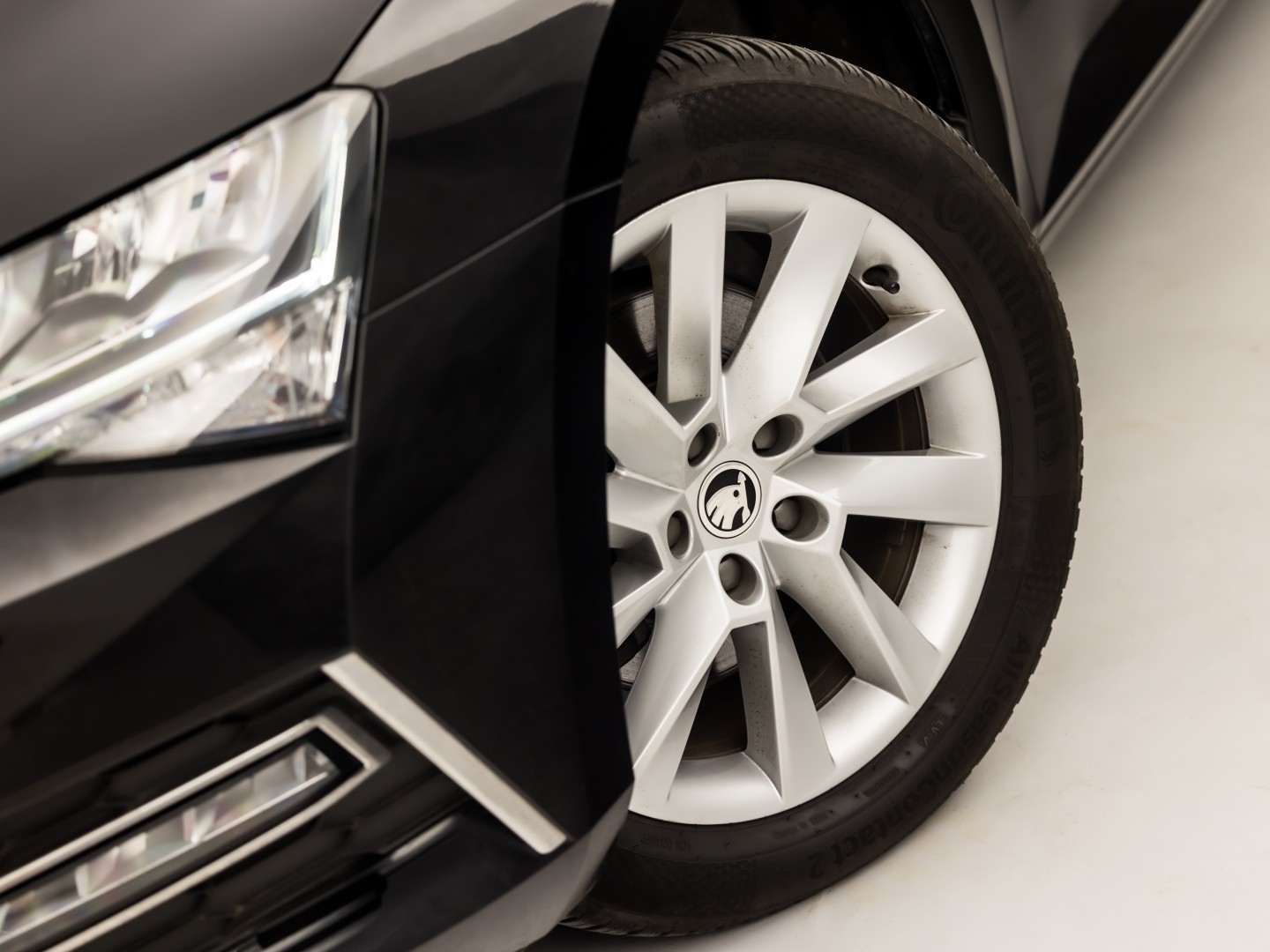 Škoda Superb Combi 1.4 TSI iV Business Sport 218Pk Automaat (VIRTUAL COCKPIT, APPLE CARPLAY, GROOT NAVI, CAMERA, STOELVERWARMING, SPORTSTOELEN, KEYLESS, ADAPTIVE CRUISE, GETINT GLAS, NIEUWSTAAT)