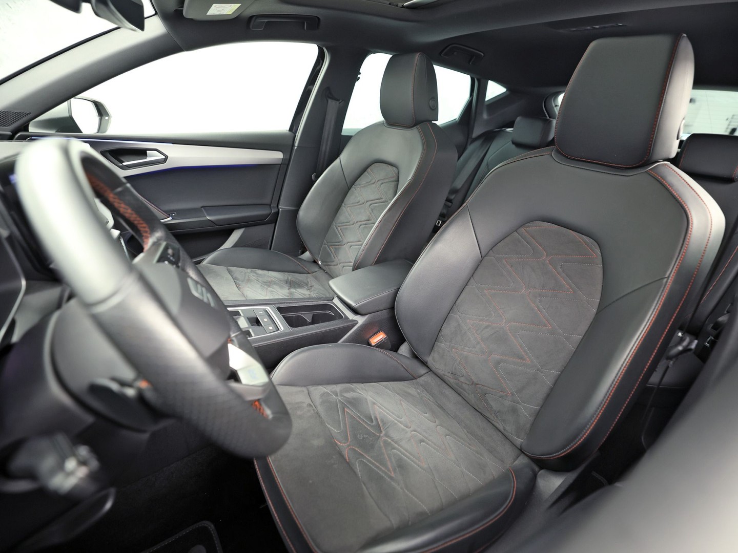 SEAT Leon 1.4 TSI eHybrid PHEV FR 204Pk Automaat (PANORAMADAK, SOH 97,5%, APPLE CARPLAY, MEMORY SEAT, LEDER/ALCANTARA, CAMERA, GETINT GLAS, KEYLESS, ADAPTIVE CRUISE, ZWART HEMEL, NIEUWSTAAT)