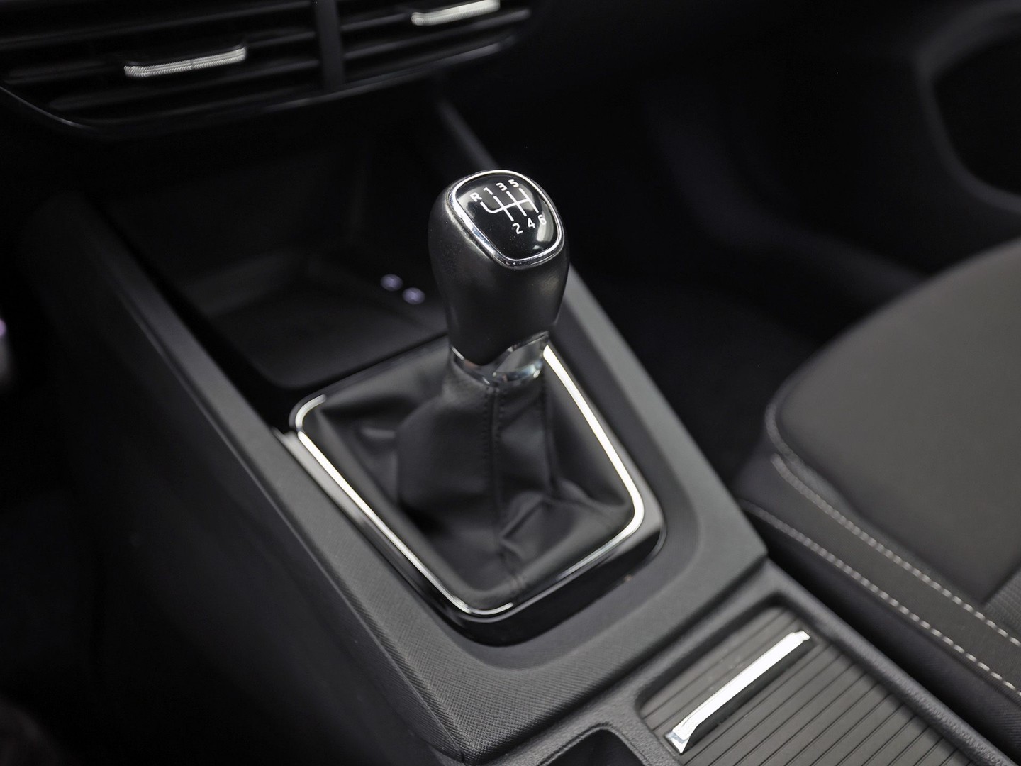 Škoda Octavia Combi 1.0 TSI Sport (KUIPSTOELEN, 1e EIGENAAR, APPLE CARPLAY, GROOT NAVI, GETINT GLAS, ZWART HEMEL, KEYLESS, NIEUWSTAAT)