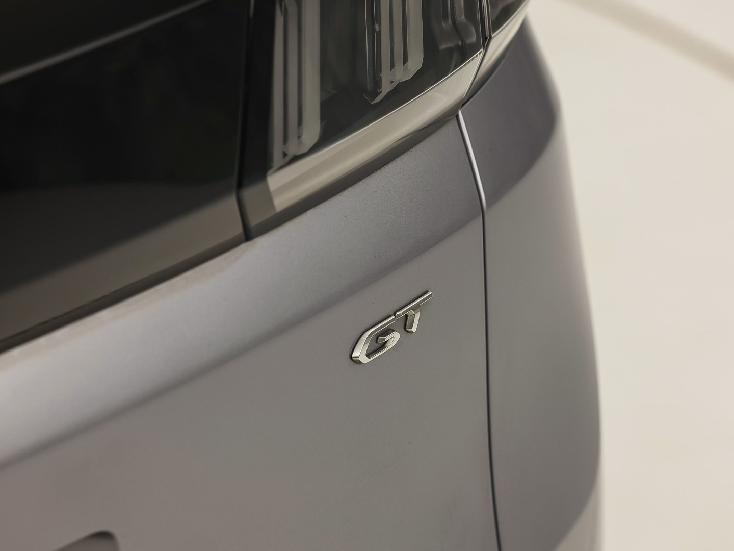 Peugeot 3008 1.2 PureTech GT Line (PANORAMADAK, APPLE CARPLAY, GROOT NAVI, LEDER, STOELVERWARMING, SPORTSTOELEN, GETINT GLAS, KEYLESS, NIEUWSTAAT)