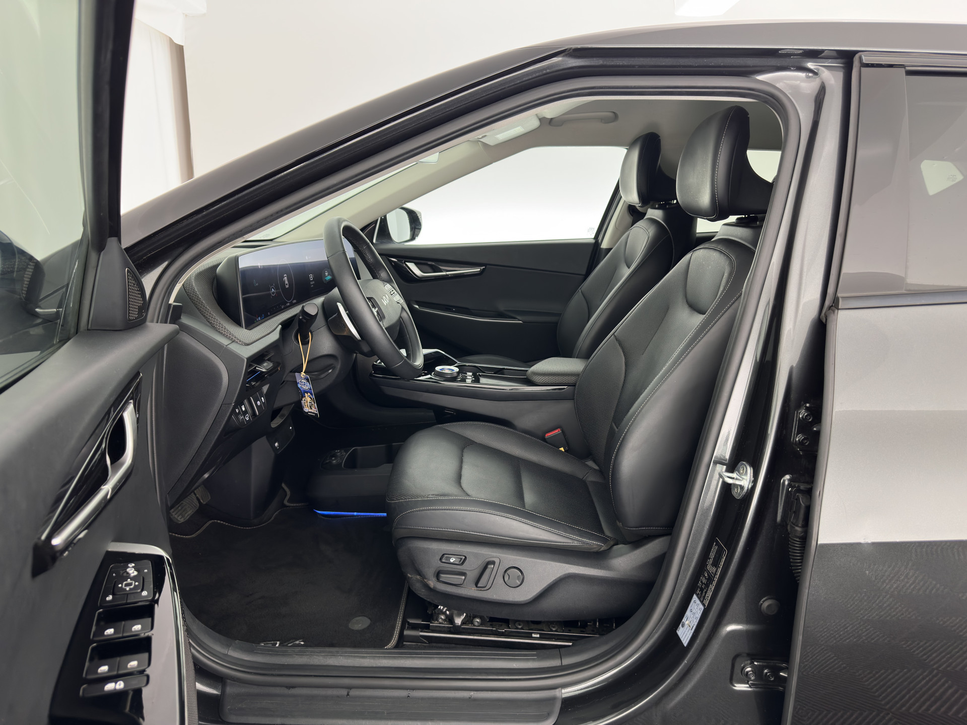 Kia EV6 Plus 77.4 kWh [ 3-Fase ] SOH100% (INCL-BTW) Aut. *LEATHER | ADAPTIVE-CRUISE | DIGI-COCKPIT | MERIDIAN-AUDIO | MEMORY-PACK | FULL-LED | KEYLESS | CAMERA | DAB | BLIND-SPOT | NAVI-FULLMAP | PRIVACY-GLASS | AMBIENT-LIGH