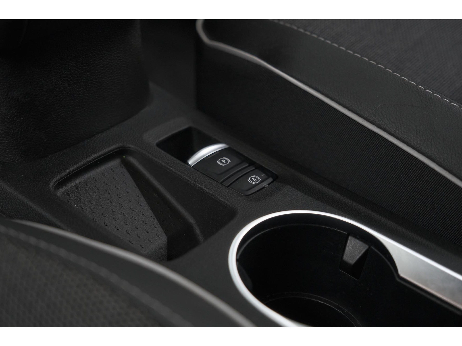 Renault Captur 1.6 E-Tech Plug-in Hybrid 160 Intens | Trekhaak | Camera | Navigatie | Parkeersensoren | Pack Winter