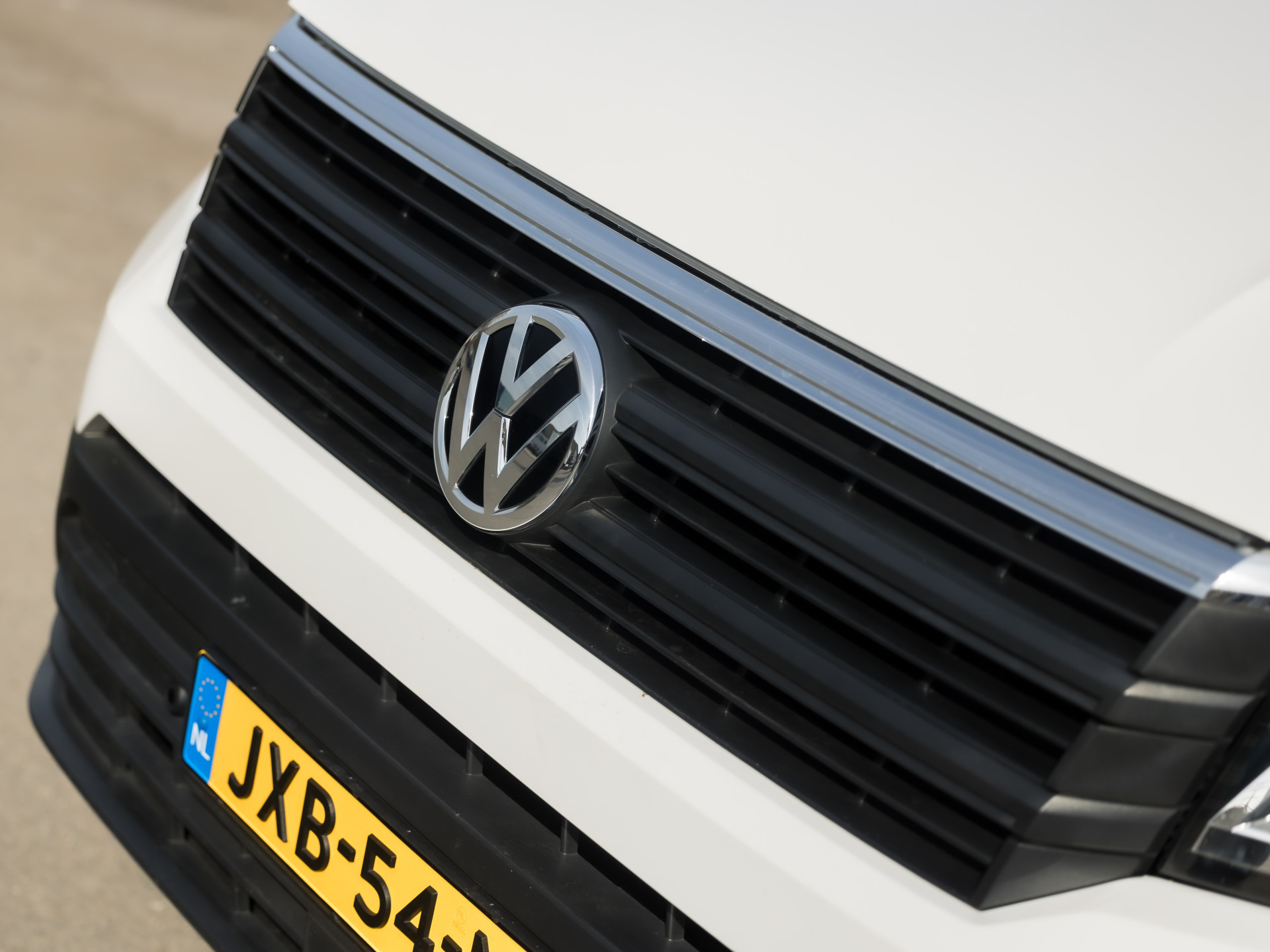 Volkswagen Crafter Grand California XXL 177Pk Automaat (LED KOPLAMPEN, STOELVERWARMING, KEUKEN, CENTRALE VERWARMING, KOELKAST, TOILET, DOUCHE, THULE ZONNESCHERM, FIETSENDRAGER, ZOET WATER)
