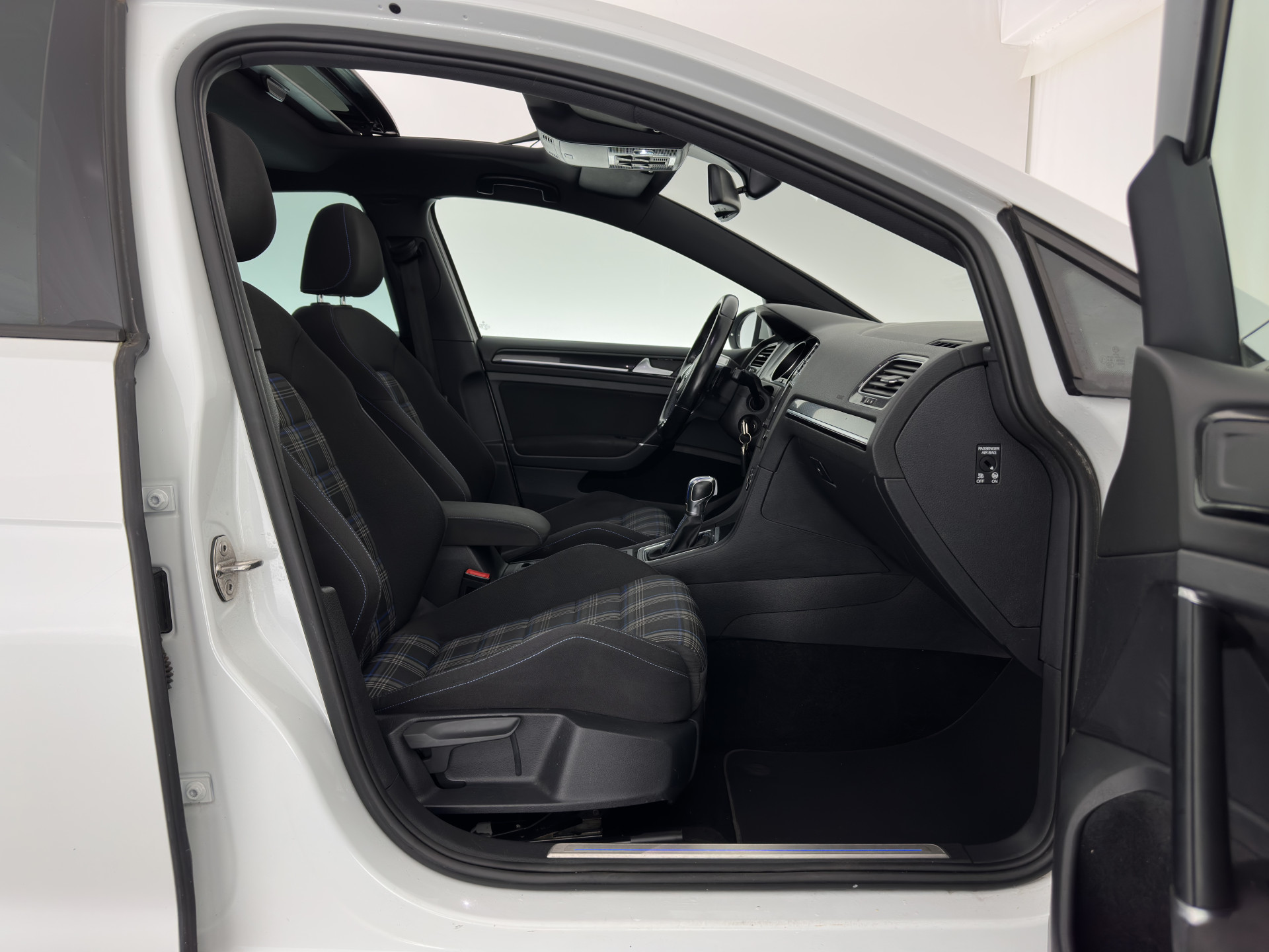 Volkswagen Golf 1.4 TSI GTE Executive Plus ( Plug-in ) Aut. * PANO | FULL-LED | NAVI-FULLMAP | SPORT-SEATS | DAB+ | ECC | CRUISE | CAMERA | PRIVACY-GLASS | 18" ALU *