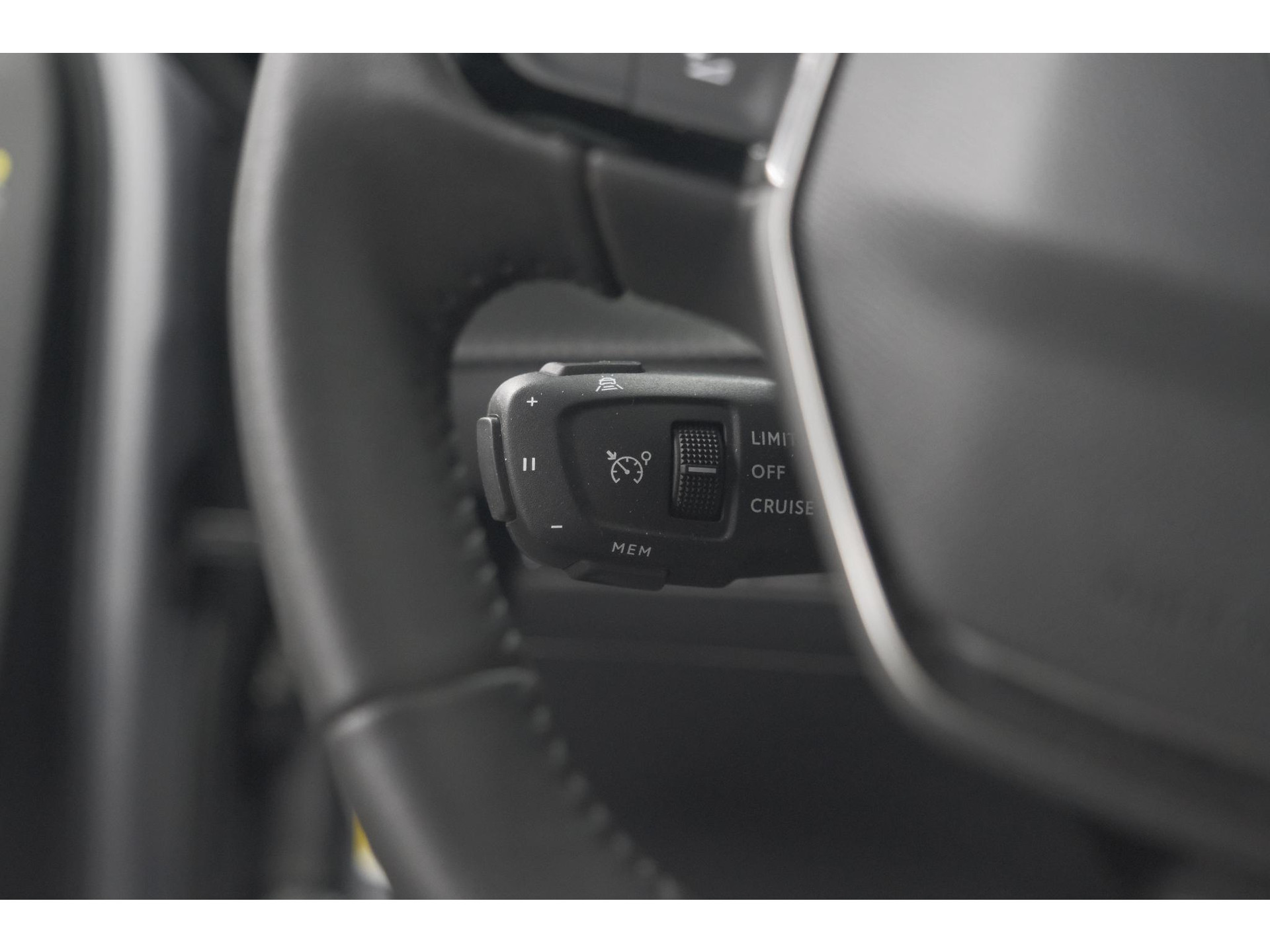 Peugeot 2008 Hybrid 136 e-DSC6 Allure | 360 Camera | Adaptieve Cruise Control | Dodehoekdetectie | Navigatie
