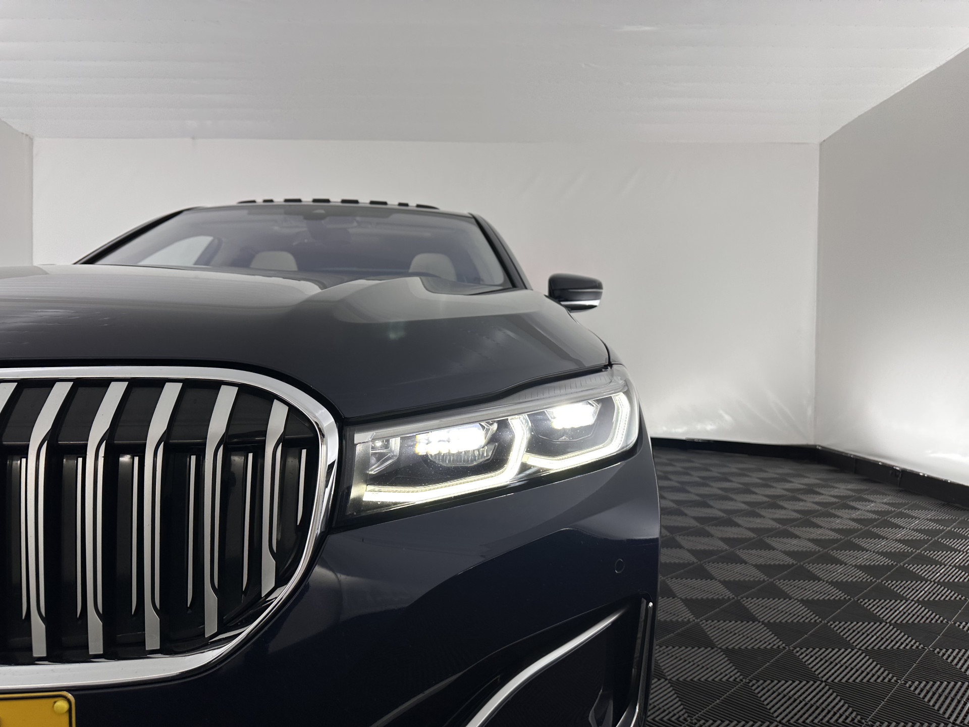 BMW 7-serie 745Le (Plug-in) (INCL-BTW) *PANO | LEATHER | FULL-LED | HEAD-UP | BLINDSPOT | MEMORY-PACK | DIGI-COCKPIT | KEYLESS | DAB+ | CAMERA | HEATED-COMFORTSEATS | AMBIENTLIGHT | CARPLAY | SHIFTPADDLES | 18''ALU*