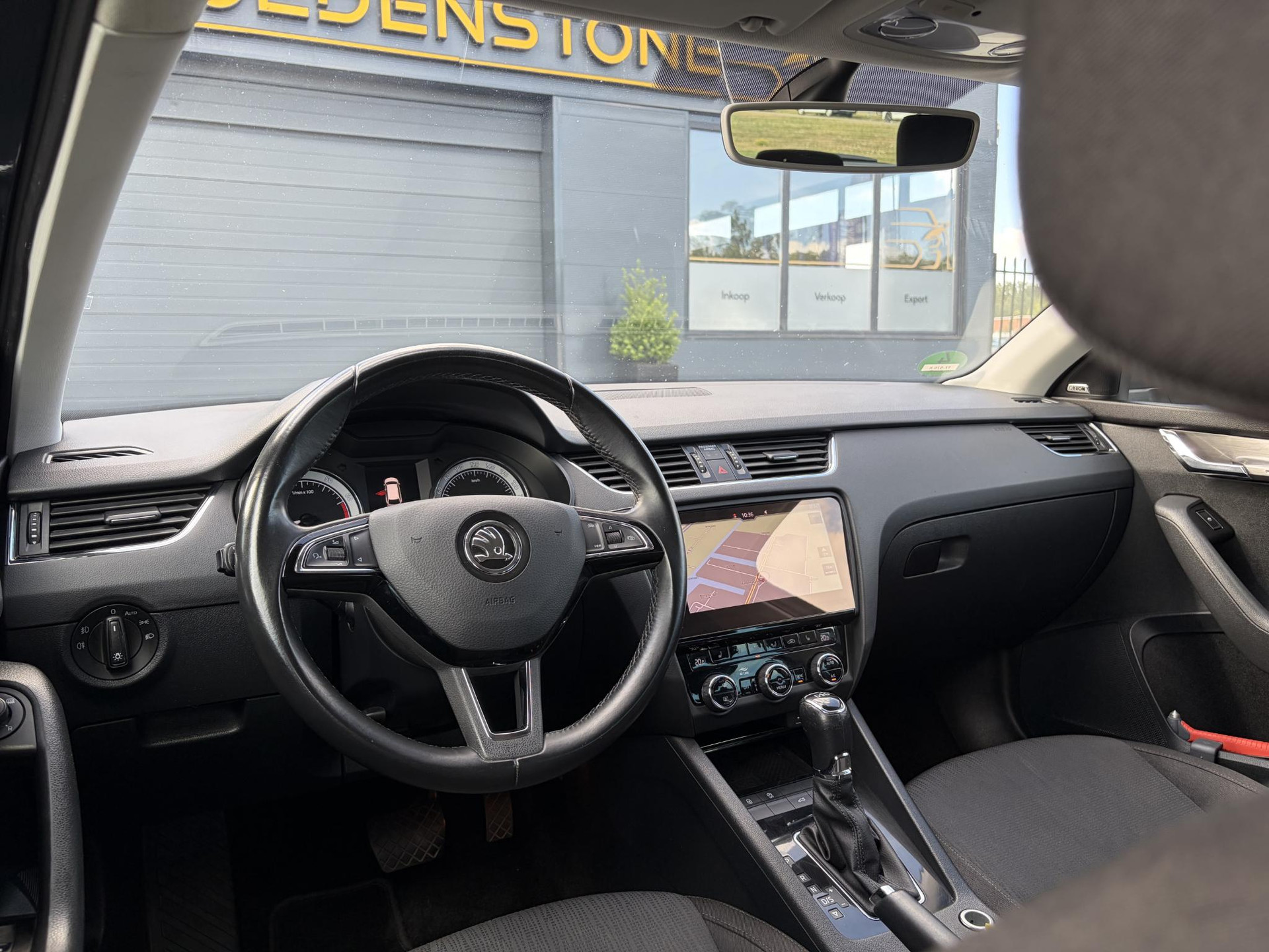 Skoda Octavia Combi 1.5 TSI Greentech Style Business 2e Eigenaar,Draadloze telefoonlader,Carplay,Camera,Navi,Trekhaak,150pk,Pdc V+A,Keyless,Clima,Cruise,Elekt.Stoel,Recent beurt gehad,N.A.P,Apk tot 07-2027