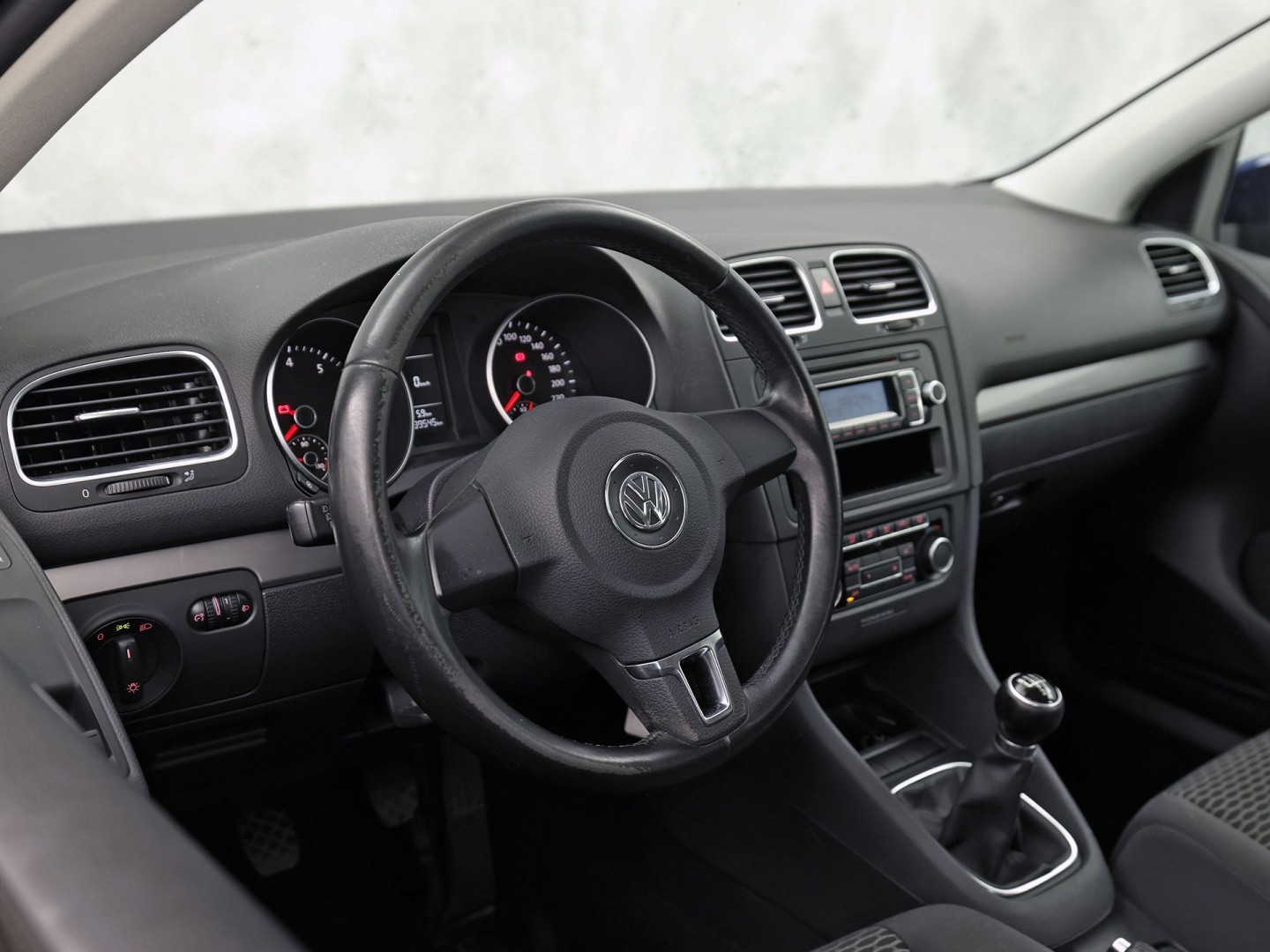 Volkswagen Golf 1.4 Sportline (CLIMATE, GETINT GLAS, LM VELGEN, SPORTSTOELEN, ARMSTEUN, NIEUWE APK, NIEUWSTAAT)