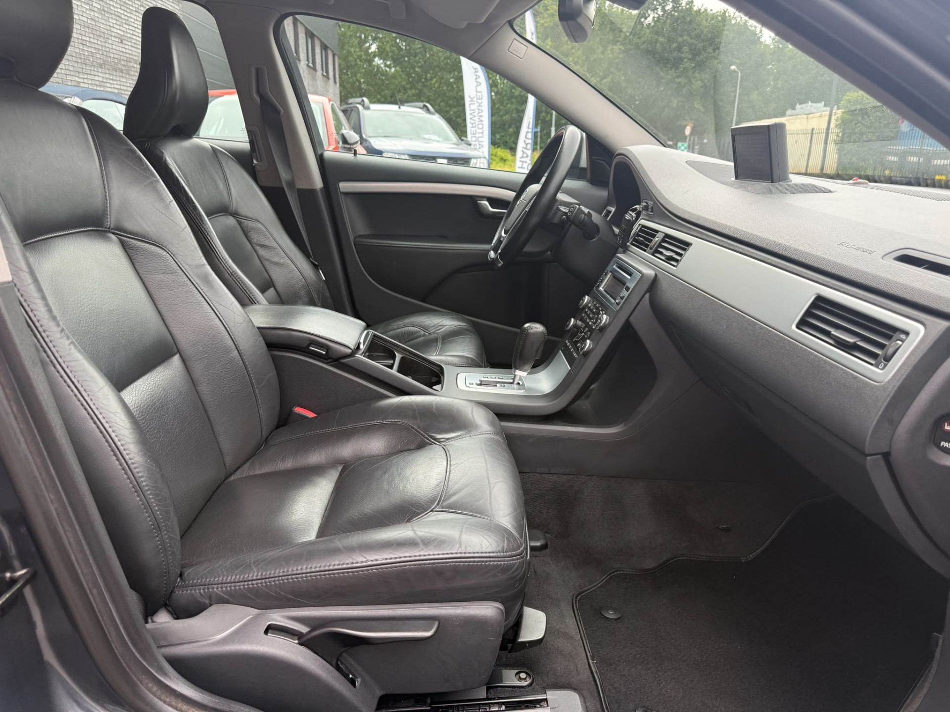 Volvo V70 2.0T R-Edition | 3E EIGENAAR | AUTOMAAT | LEDER | NAVI | XENON | CRUISE | TREKHAAK |