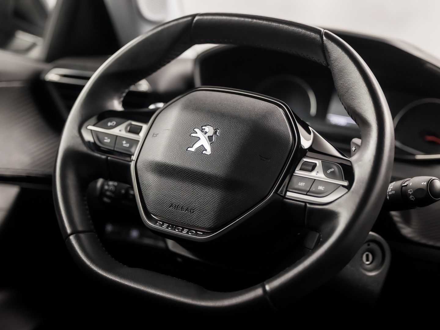 Peugeot 2008 1.2 PureTech Sport 131Pk Automaat (APPLE CARPLAY, GROOT NAVI, LM VELGEN, SPORTSTOELEN, PARKEERSENSOREN, LANE ASSIST, NIEUWSTAAT)