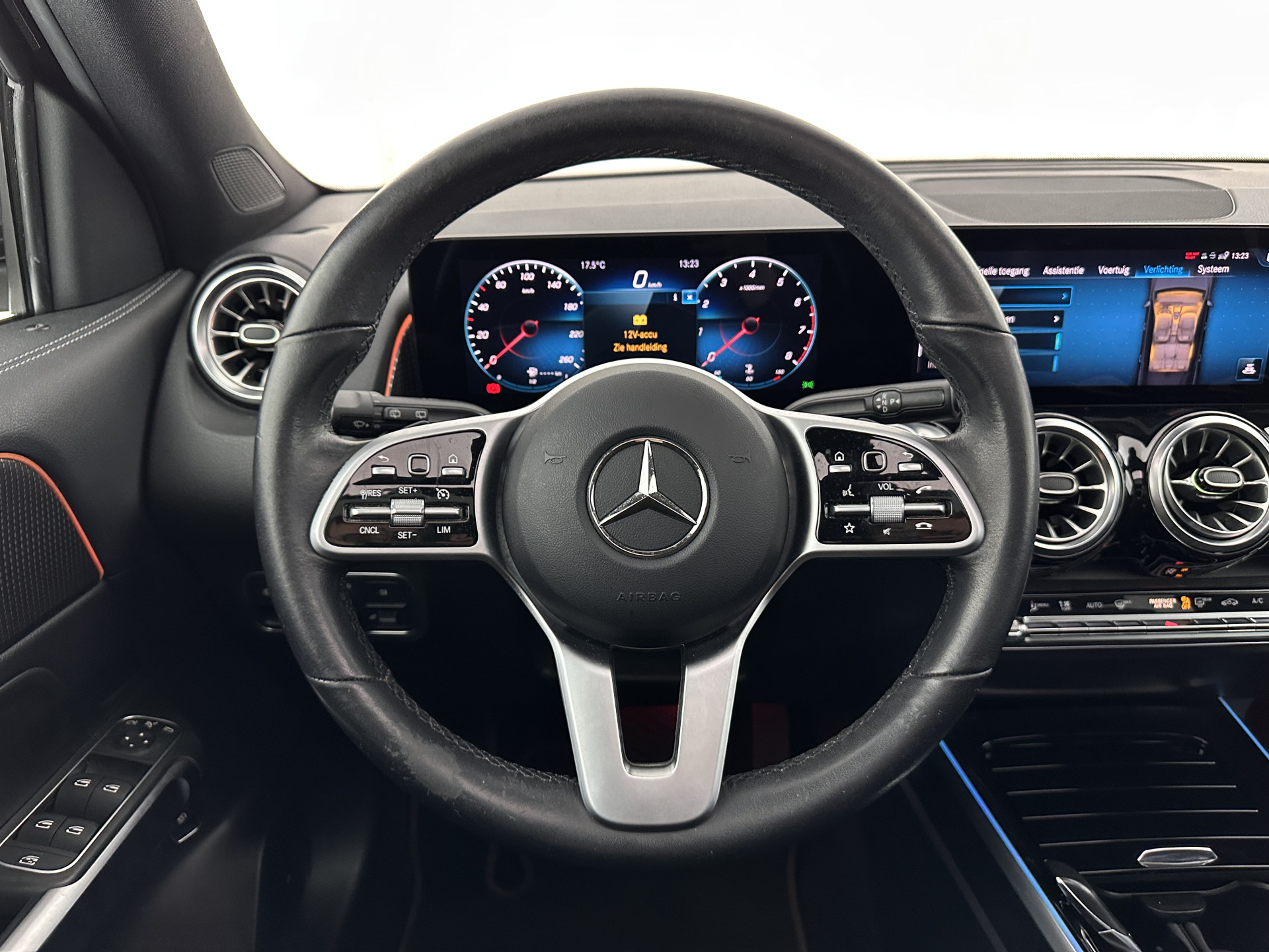 Mercedes-Benz GLB 200 Business Solution Luxury (INCL-BTW) *PANO | LEATHER | FULL-LED | AMBIENTLIGHT | HEATED-SPORTSEATS | WIDESCREEN-DIGICOCKPIT | DAB+ | NAVI-FULLMAP | CAMERA | PRIVACYGLASS | LANE-ASSIST | DYNAMIC-SELECT | 18'