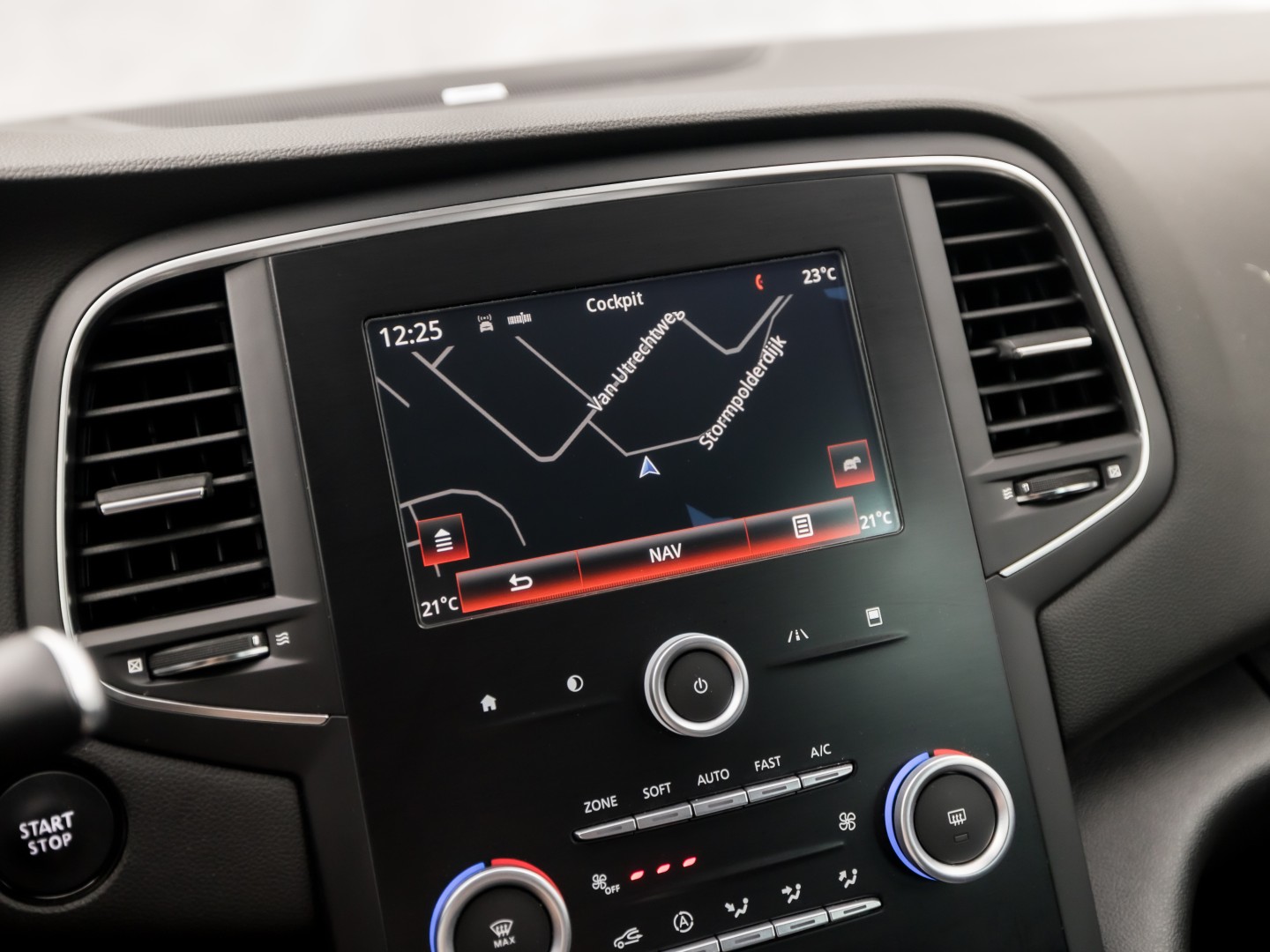 Renault Mégane Estate 1.2 TCe Bose Sport (APPLE CARPLAY, NAVIGATIE, LEDER, CAMERA, GETINT GLAS, SPORTSTOELEN, PARKEERSENSOREN, CRUISE, NIEUWSTAAT)