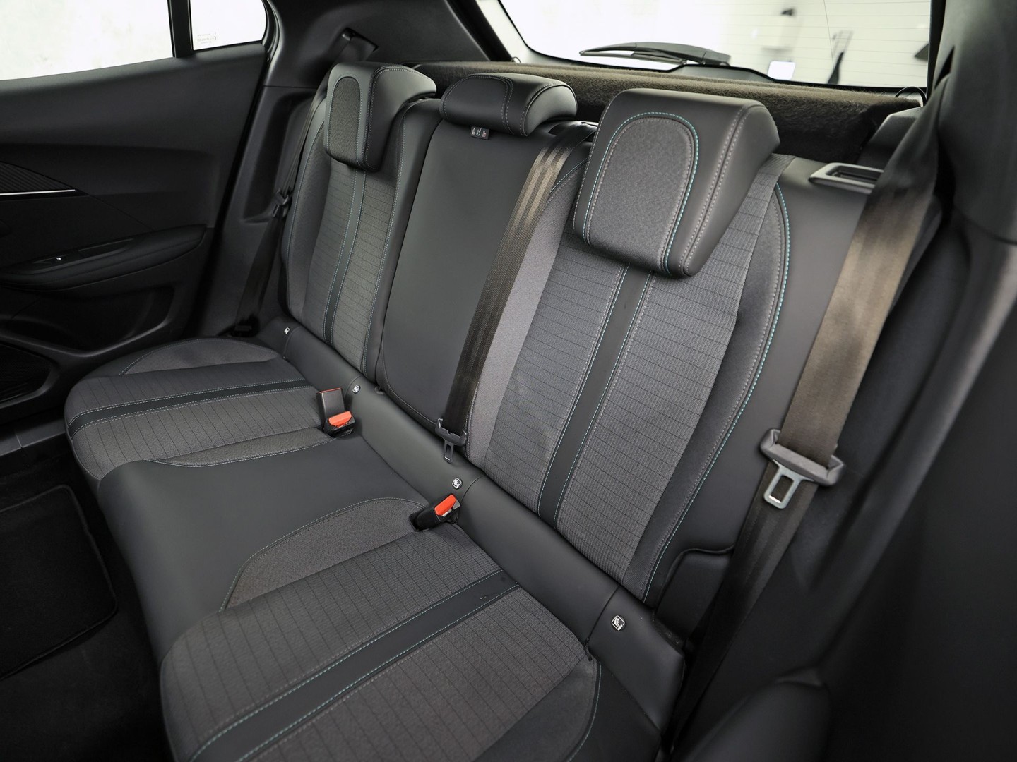 Peugeot 2008 1.2 PureTech Allure Sport Automaat VIRTUAL COCKPIT, APPLE CARPLAY, STOELVERWARMING, LEDER, SPORTSTOELEN, GETINT GLAS, ADAPTIVE CRUISE, NIEUWSTAAT)