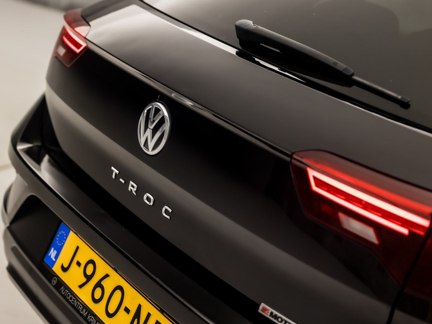 Volkswagen T-Roc 2.0 TSI 4Motion Sport R 190Pk Automaat (VIRTUAL COCKPIT, APPLE CARPLAY, STUUR/STOELVERWARMING, CAMERA, SPORTSTOELEN, GETINT GLAS, ELEK ACHTERKLEP, KEYLESS, NIEUWSTAAT)