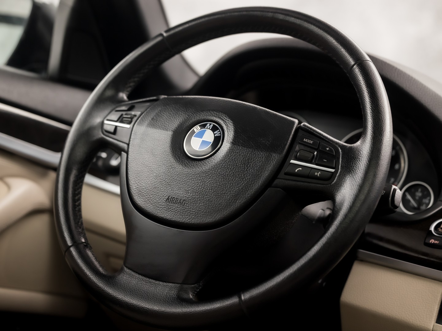 BMW 5 Serie 528i High Executive 245Pk Automaat (SCHUIFDAK, GROOT NAVI, LEDER, GETINT GLAS, ELEK SPORTSTOELEN, ZWART HEMEL, STOELVERWARMING, PARKEERSENSOREN, XENON, NIEUWSTAAT)