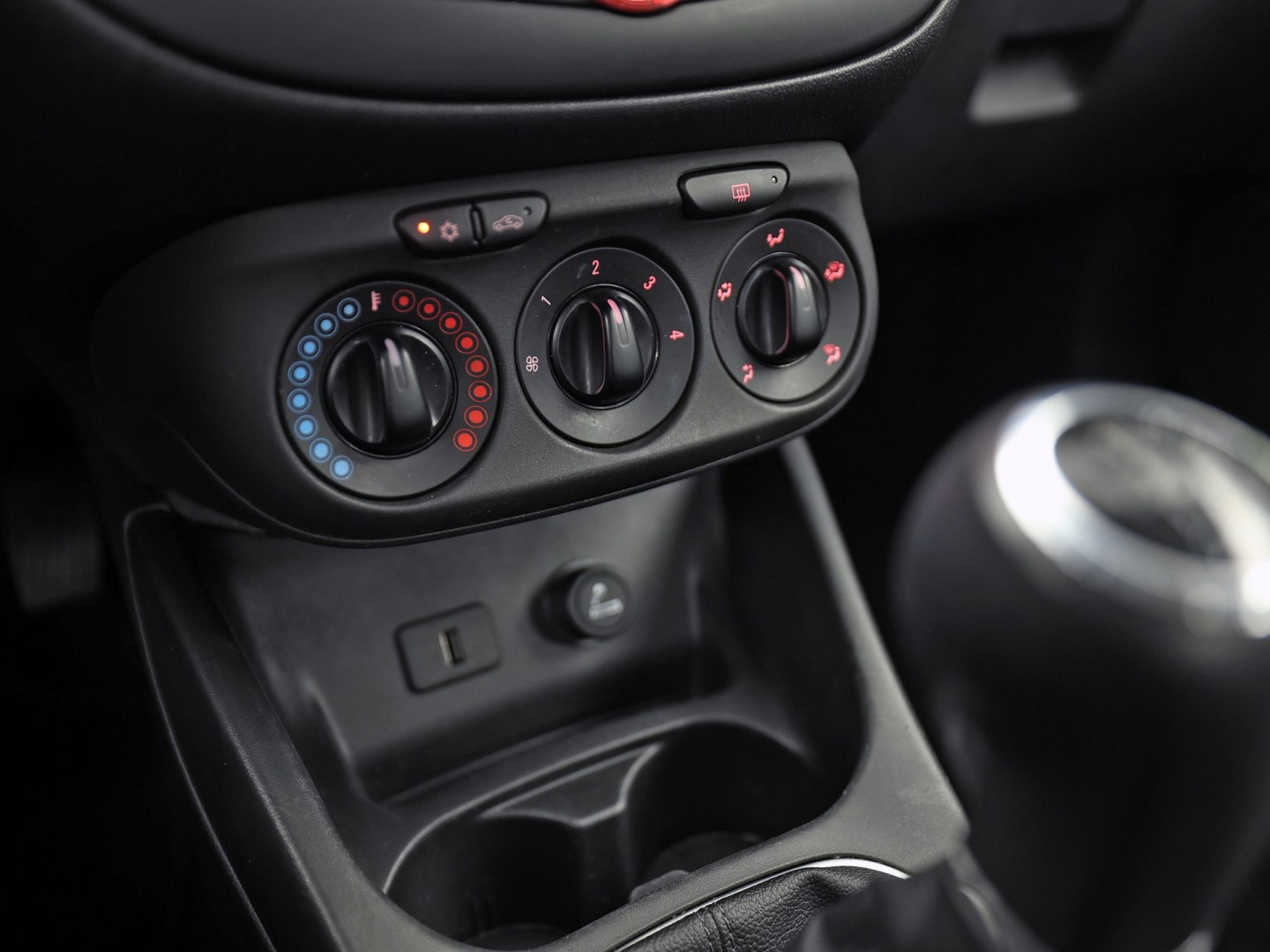 Opel Corsa 1.4 Color Edition (5 DEURS, AIRCO, SPORTSTOELEN, CRUISE, ELEK RAMEN, NIEUWE APK, NIEUWSTAAT)