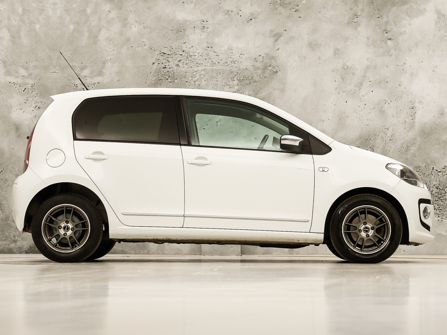 Volkswagen up! 1.0 high up! (NAVIGATIE, 5 DEURS, GETINT GLAS, LM VELGEN, SPORTSTOELEN, PARKEERSENSOREN, ELEK RAMEN, NIEUWSTAAT)
