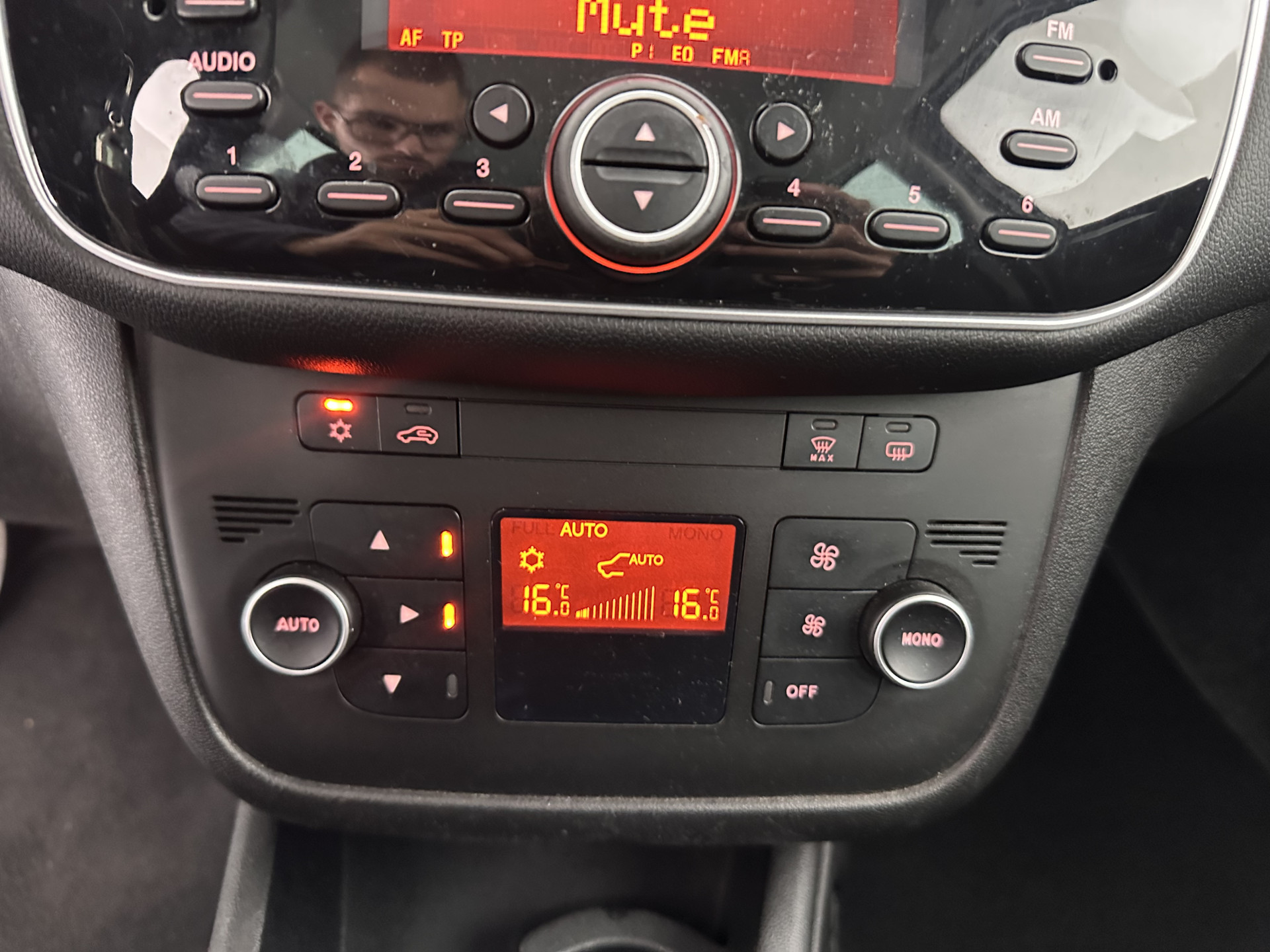 Fiat Punto Evo 1.3 M-Jet Lounge *ECC | SPORT-SEATS | MICROFIBRE | PDC | CRUISE | RADIO-CD/MP3 | 16''ALU*