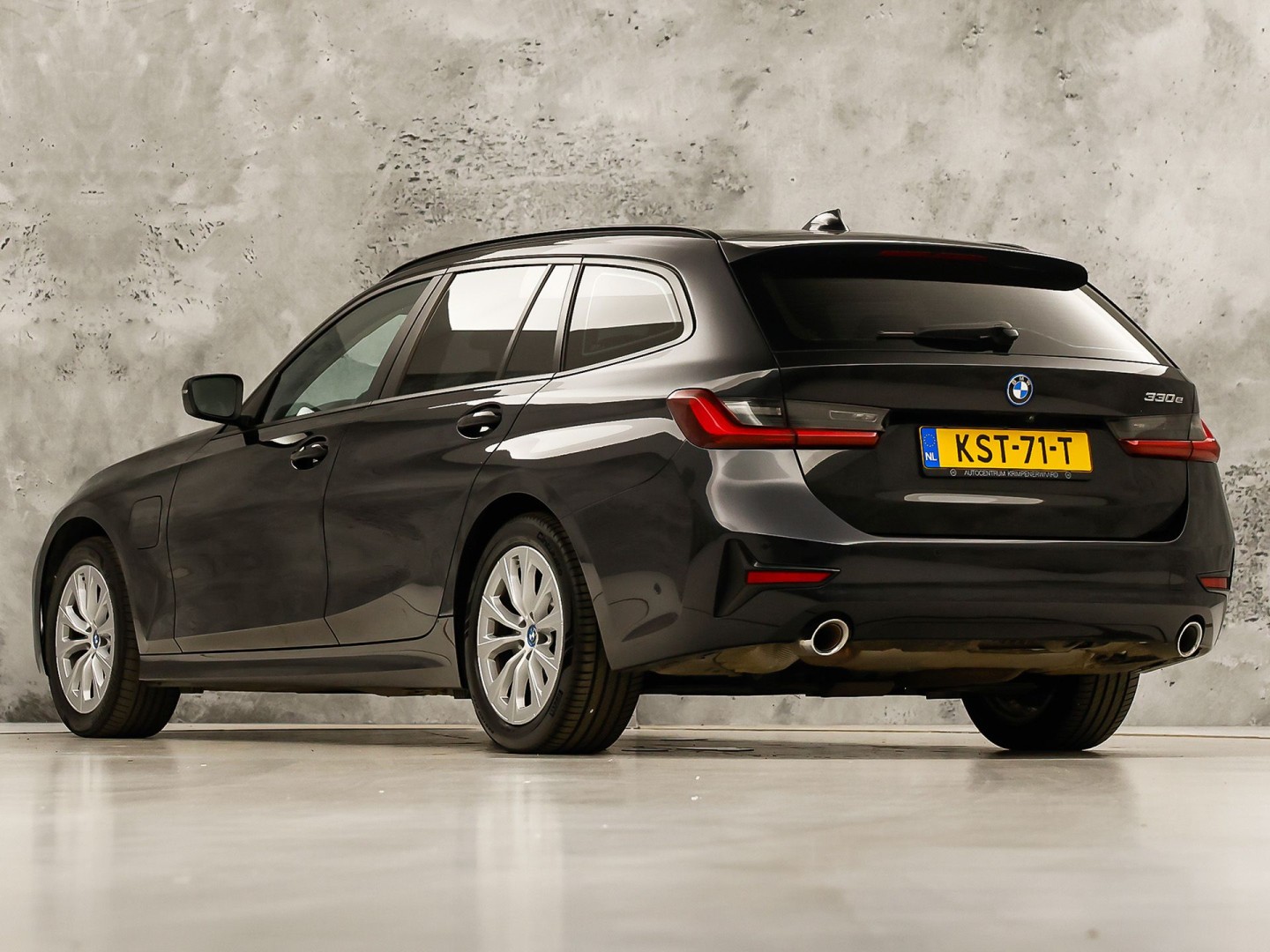 BMW 3-serie Touring 330e Sport 292Pk Automaat (APPLE CARPLAY, SOH 90,2%, GROOT NAVI, COGNAC LEDER, CAMERA, STOELVERWARMING, SFEERVERLICHTING, ELEK ACHTERKLEP, GETINT GLAS, NIEUWSTAAT)