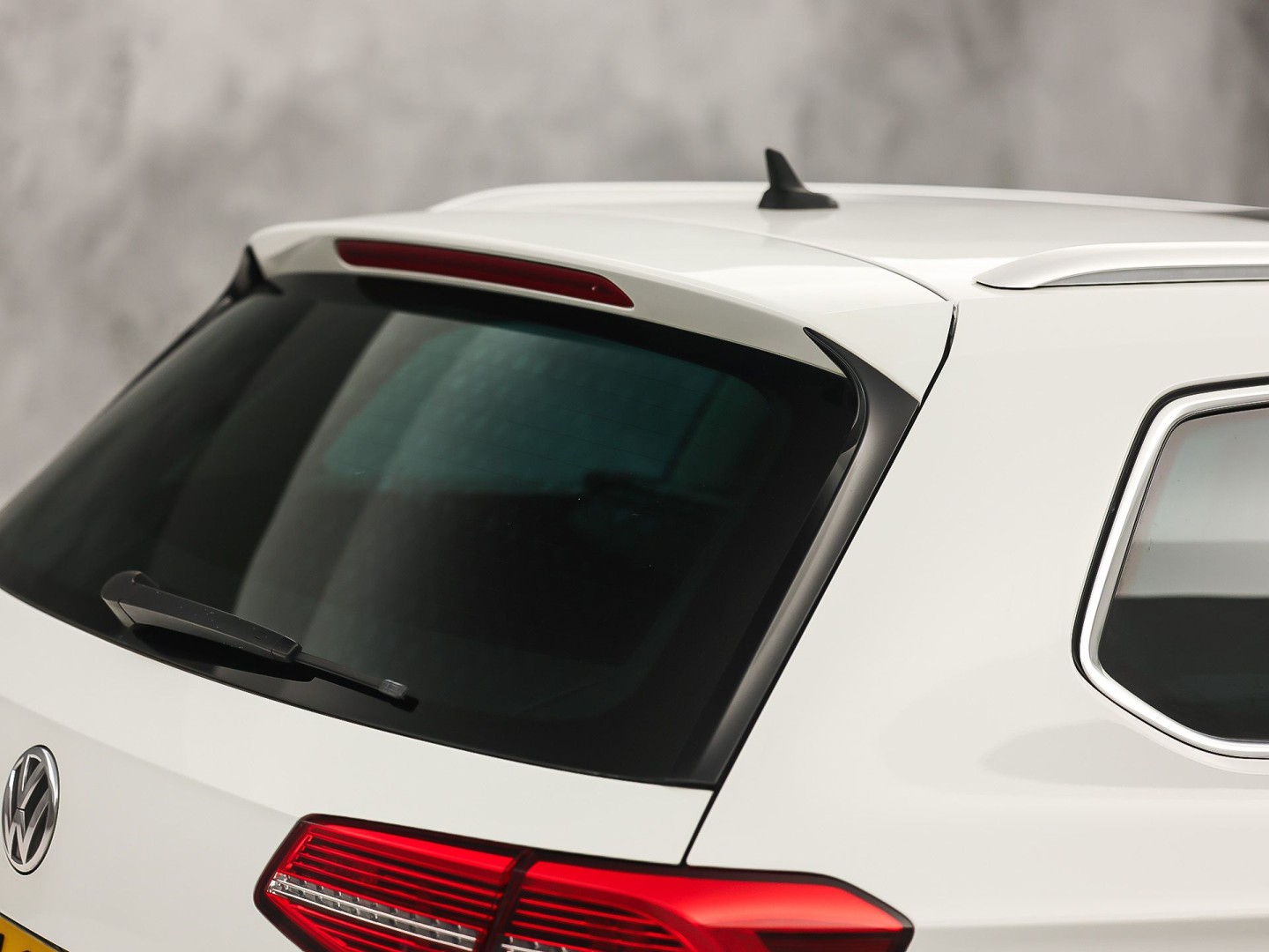 Volkswagen Passat Variant 1.4 TSI GTE HighLine Sport Automaat (PANORAMADAK, APPLE CARPLAY, SOH 77,9%, GROOT NAVI, CAMERA, TREKHAAK, KEYLESS, SPORTSTOELEN, STOELVERWARMING, GETINT GLAS, NIEUWSTAAT)