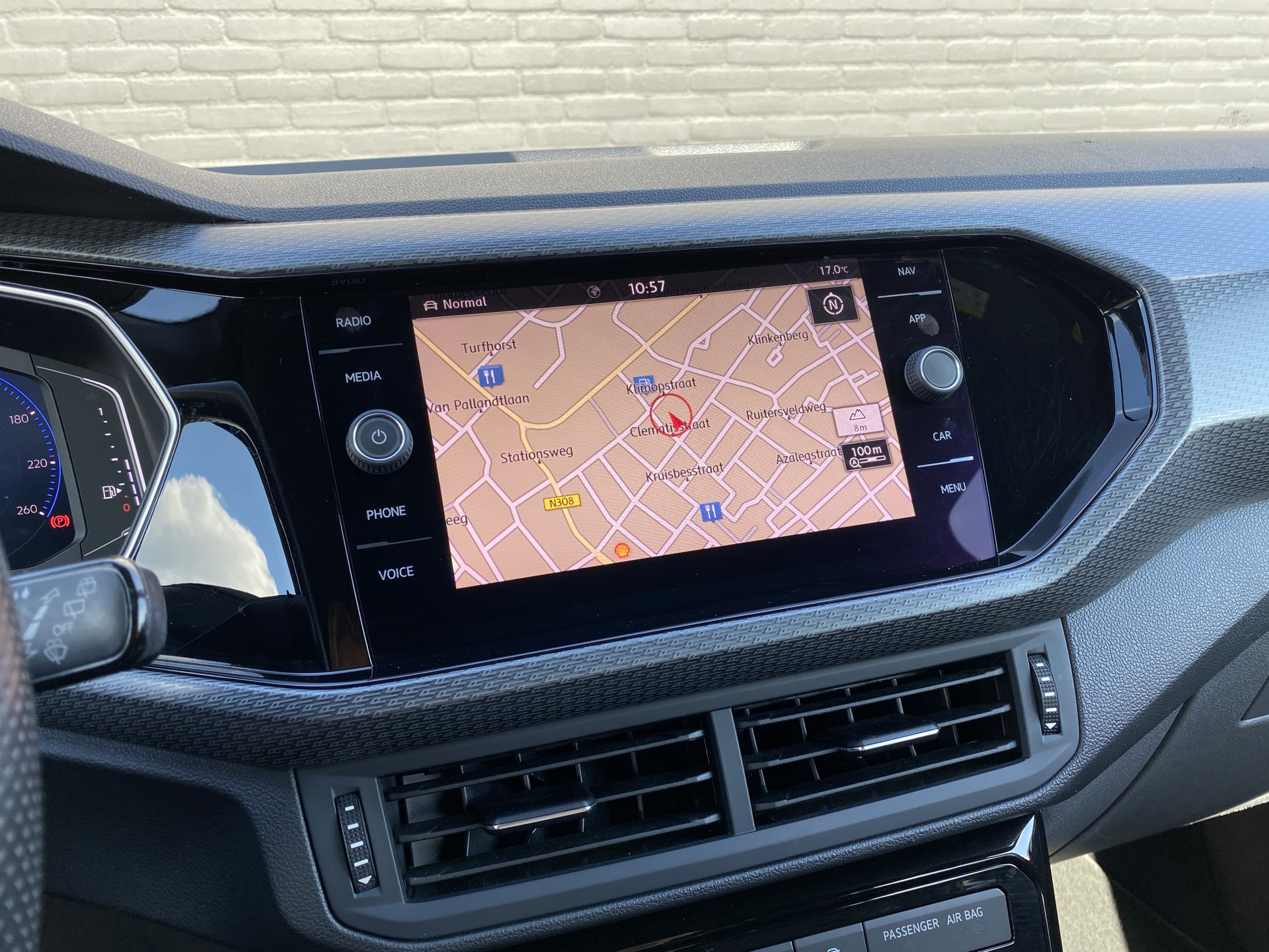 Volkswagen T-Cross 1.0 TSI R Line 116 pk | dealer onderh. | virtual cockpit | navigatie | camera | stoelverwarming | apple carplay | keyless go