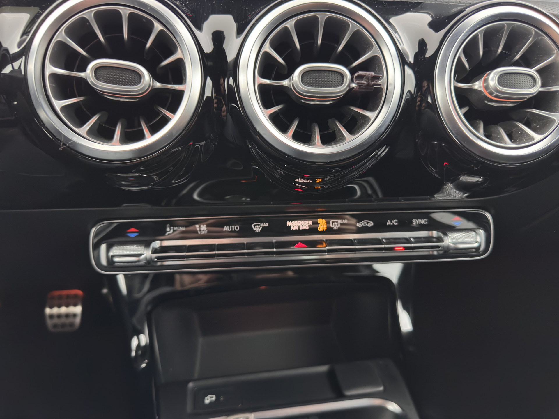 Mercedes-Benz A-klasse 160 AMG-Sportpack Business-Solution (INCL-BTW) *WIDESCREEN-DIGI-COCKPIT | FULL-LED | LEATHER-MICROFIBRE | CAMERA | DYNAMIC-SELECT | CRUISE | HEATED-SPORTSEATS | PRIVACY-GLASS | DAB | AMBIENT-LIGHT | 18"ALU*