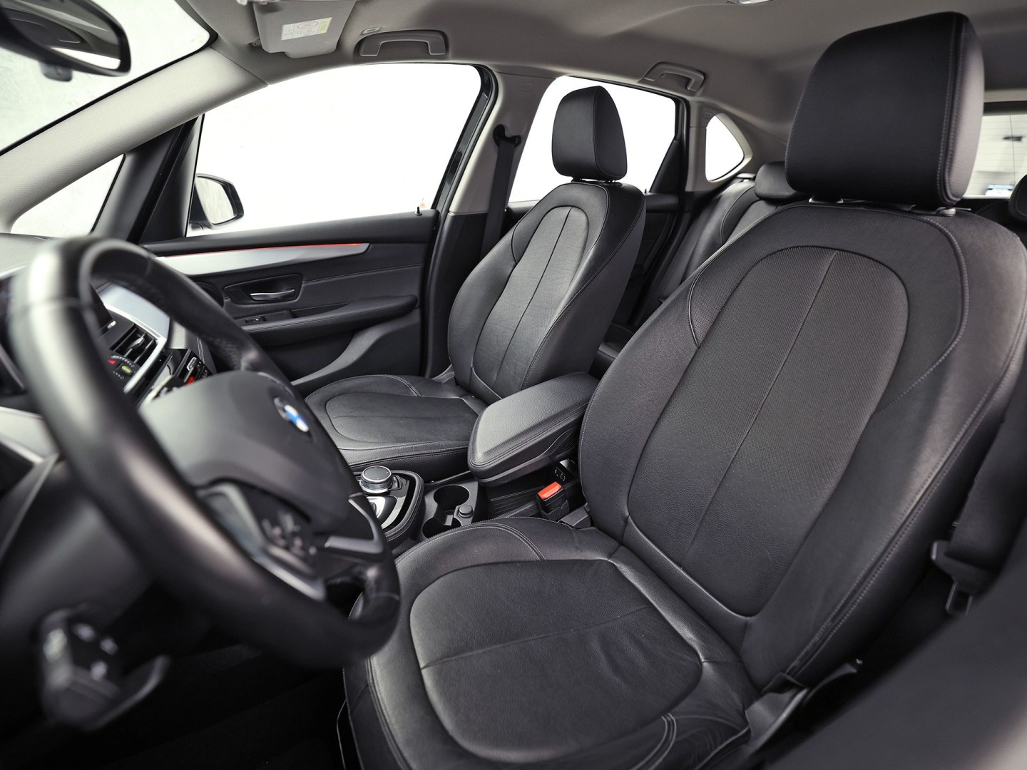 BMW 2 Serie 225xe Sport High Executive xDrive 225Pk Automaat (GROOT NAVI, SOH 89,7%, HEAD-UP DISPLAY, LEDER, STOELVERWARMING, SPORTSTOELEN, PARKEERSENSOREN, NIEUWE APK, NIEUWSTAAT)