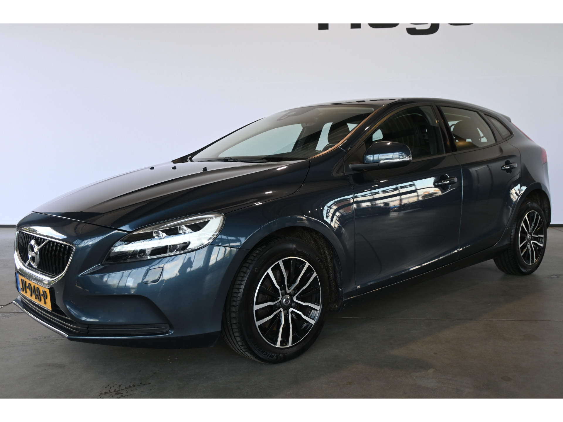 Volvo V40 2.0 T2 Momentum Nap Clima Cruise control Trekhaak Navigatie Stoelverwarming Goed onderhouden! Inruil Mogelijk!