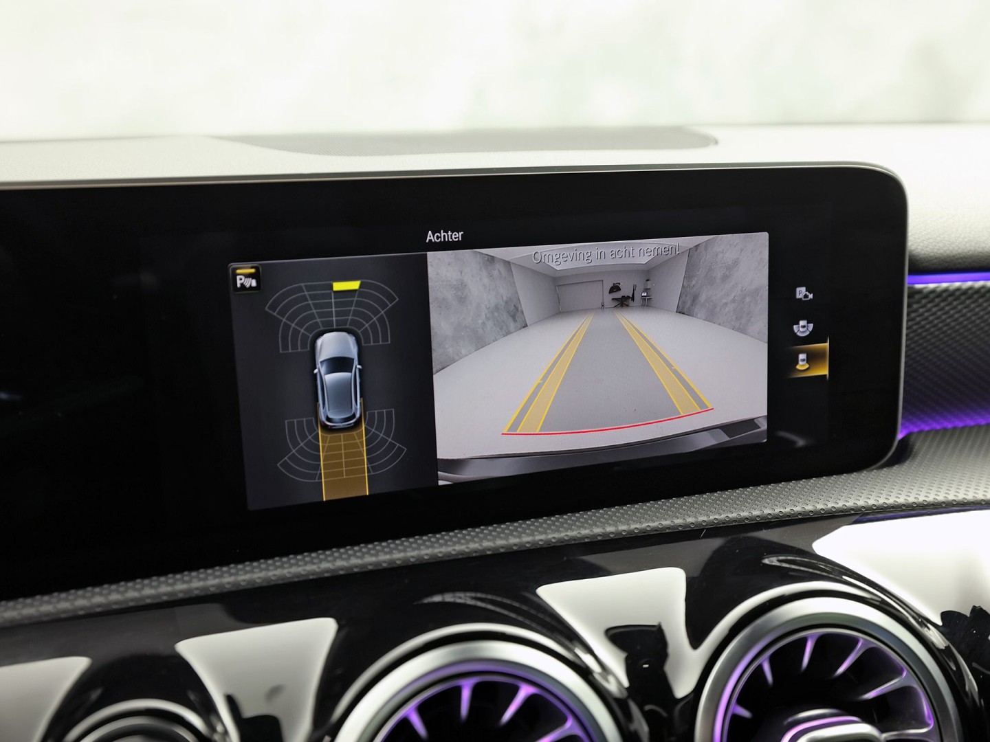 Mercedes-Benz A-Klasse 200 AMG Sport 163Pk Automaat (PANORAMADAK, APPLE CARPLAY, GROOT NAVI, SFEERVERLICHTING, CAMERA, SPORTSTOELEN, LEDER, GETINT GLAS, STOELVERWARMING, NIEUWSTAAT)