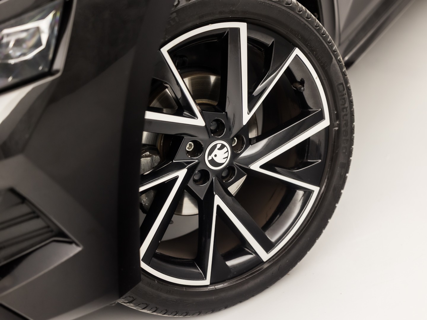 Škoda Kamiq 1.0 TSI Monte Carlo Automaat (PANORAMADAK, VIRTUAL COCKPIT, KUIPSTOELEN, APPLE CARPLAY, CAMERA, GETINT GLAS, ADAPTIVE CRUISE, KEYLESS, NIEUWSTAAT)