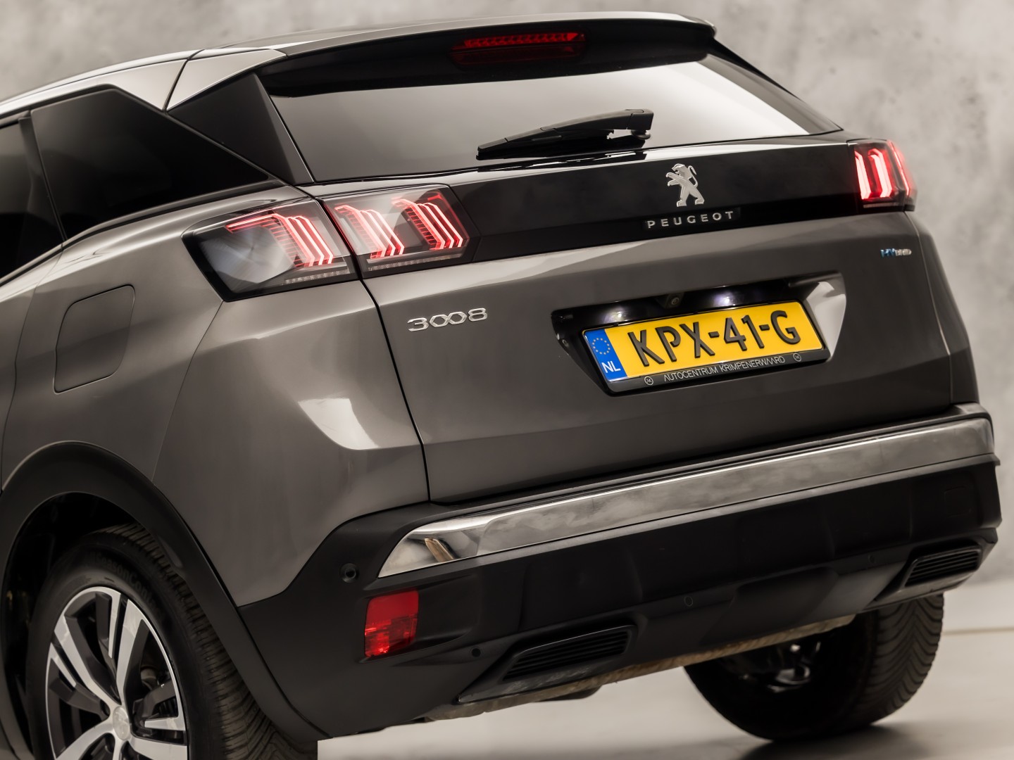 Peugeot 3008 1.6 HYbrid 225 Allure Sport 225Pk Automaat (APPLE CARPLAY, GROOT NAVI, 360 CAMERA, LEDER, KEYLESS, SPORTSTOELEN, GETINT GLAS, LANE ASSIST, NIEUWSTAAT)