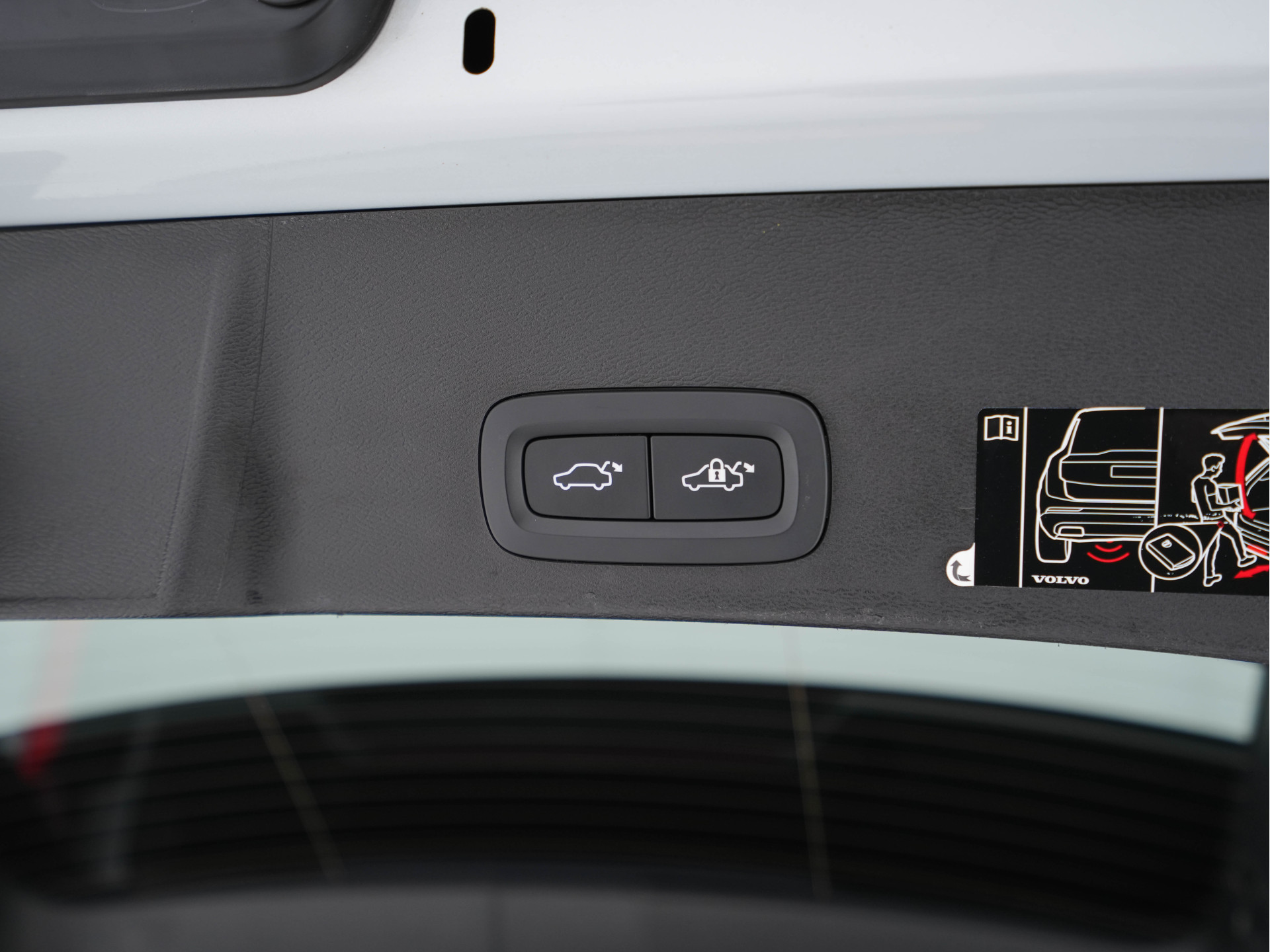 Volvo XC40 Recharge P8 AWD R-Design [ 3-Fase-11kW ] {SOH-89%} (INCL-BTW) *PANO | LEATHER-MICROFIBRE | DIGI-COCKPIT | FULL-LED | NAVI-FULLMAP | ECC | CARPLAY | PDC | KEYLESS | HEATED-SPORTSEATS | BLIS | PRIVACY-GLASS | 20"ALU*