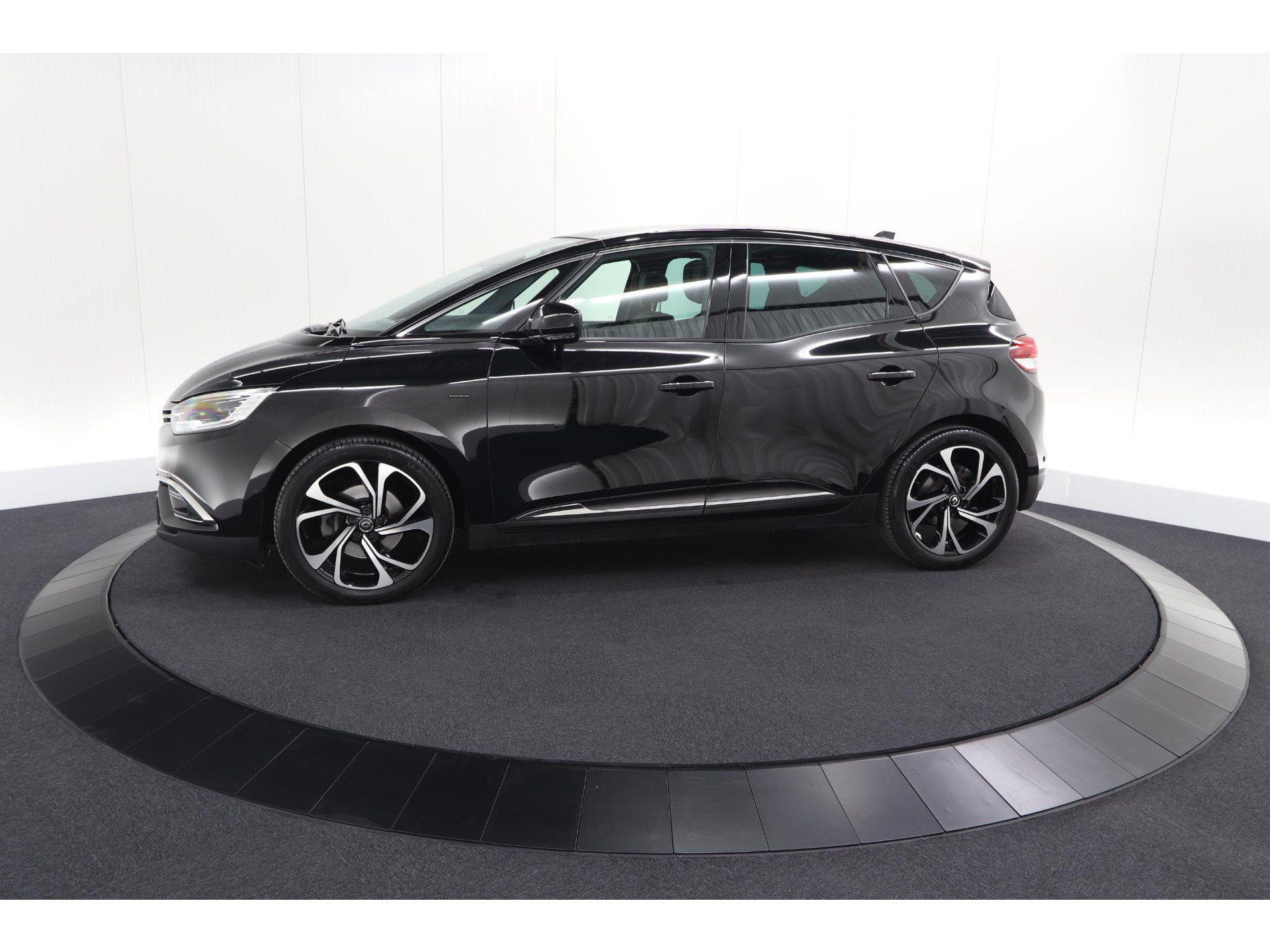 Renault Scénic TCE 160 EDC Black Edition | Trekhaak | Adaptieve Cruise Control | BOSE Premium Audio | Panoramadak