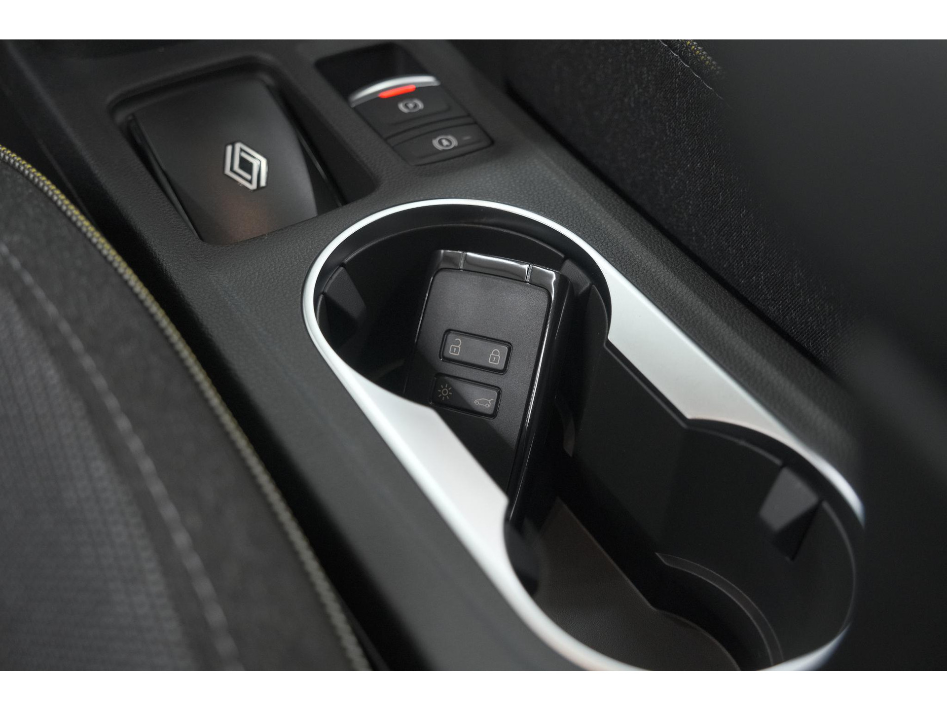 Renault Captur 1.6 E-Tech full hybrid 145 Techno | Advanced Driving | Camera | Dodehoekdetectie | Apple Carplay | 18 Inch Lichtmetalen Velgen