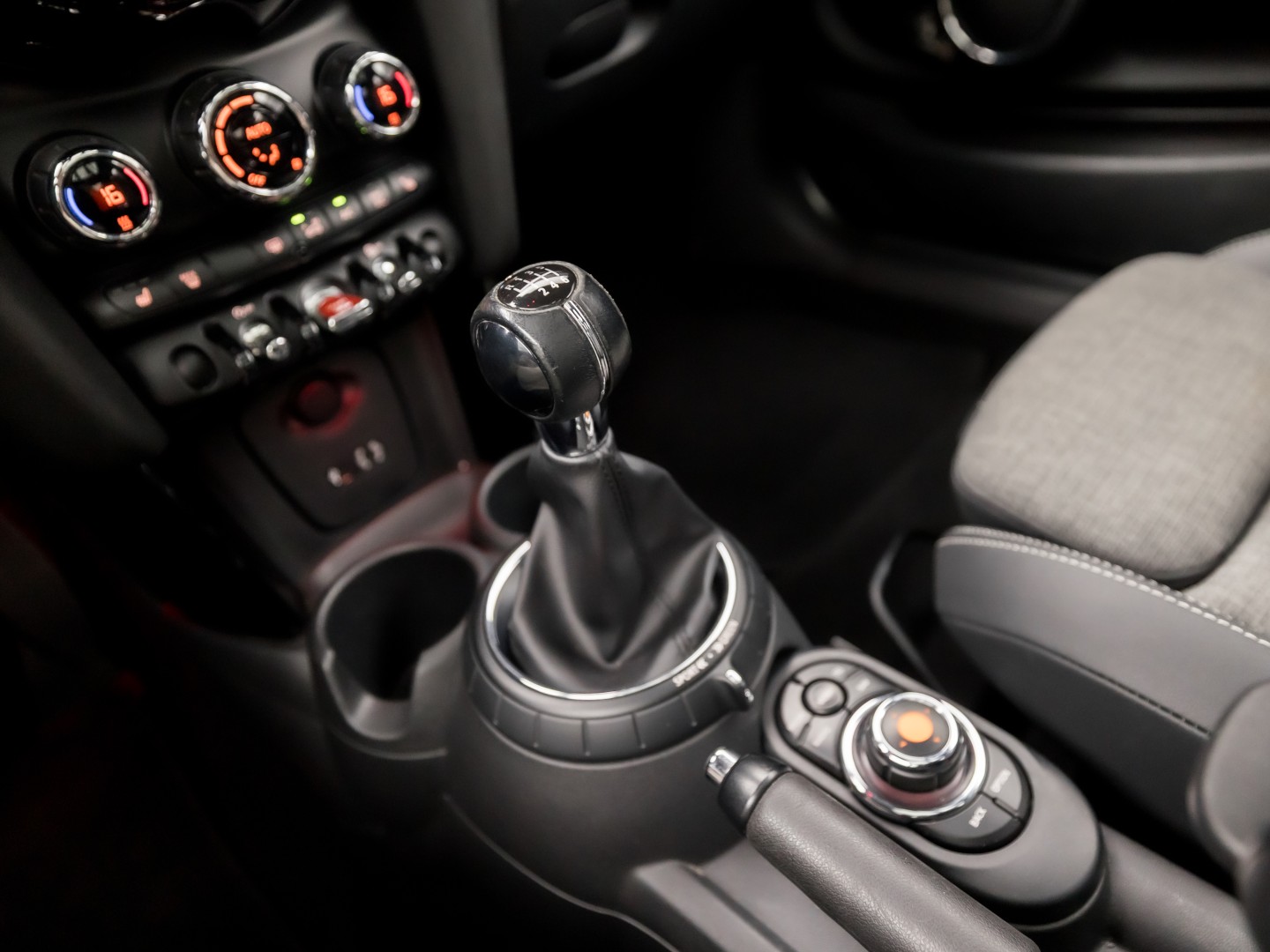 MINI One 1.5 Cooper Marylebone (PANORAMADAK, NAVIGATIE, CLIMATE, LEDER, STOELVERWARMING, SPORTSTOELEN, UNIUN JACK ACHTERLICHTEN, GETINT GLAS, NIEUWSTAAT)
