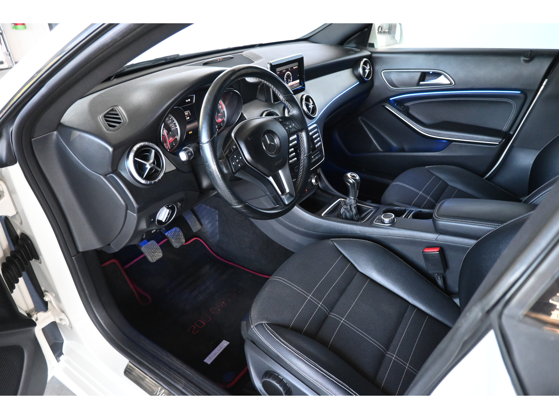Mercedes-Benz CLA-klasse 200 Ambition Bi-Xenon Cruise Airco PDC Navigatie Inruil Mogelijk!