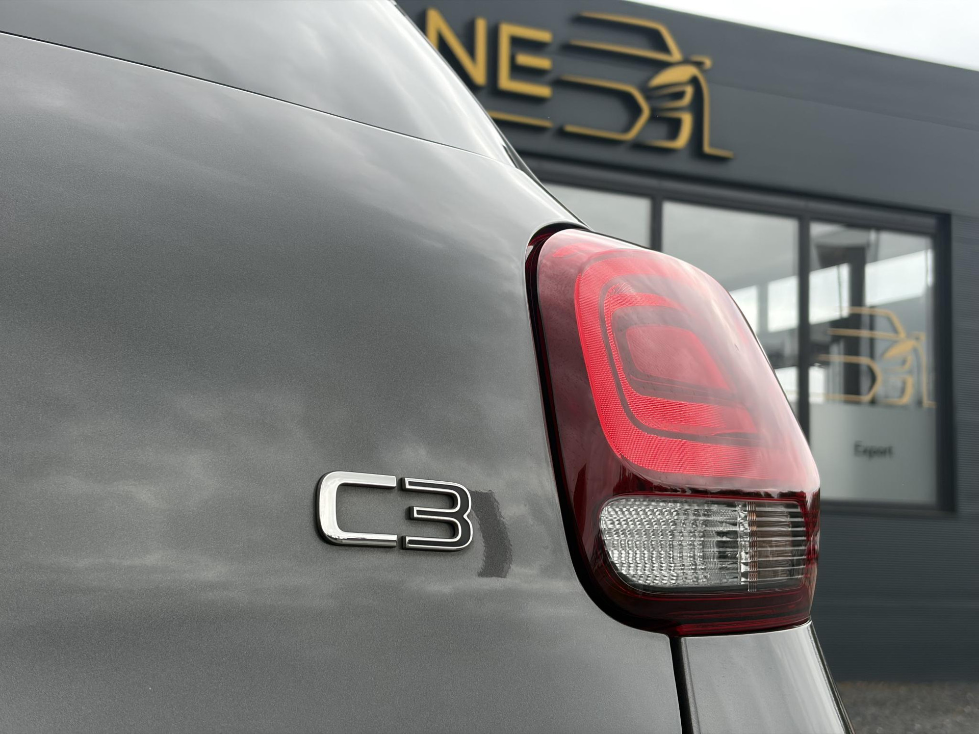 Citroen C3 1.2 PureTech S&S Shine D-riem vv in 02-2025 l 1e Eigenaar l Dealer Onderhouden l 110pk l Navi l Camera l Carplay l Clima l Cruise l Lm velgen l 6 Bak l Rijstrooksensor l Pdc l N.A.P l Apk tot 03-2027
