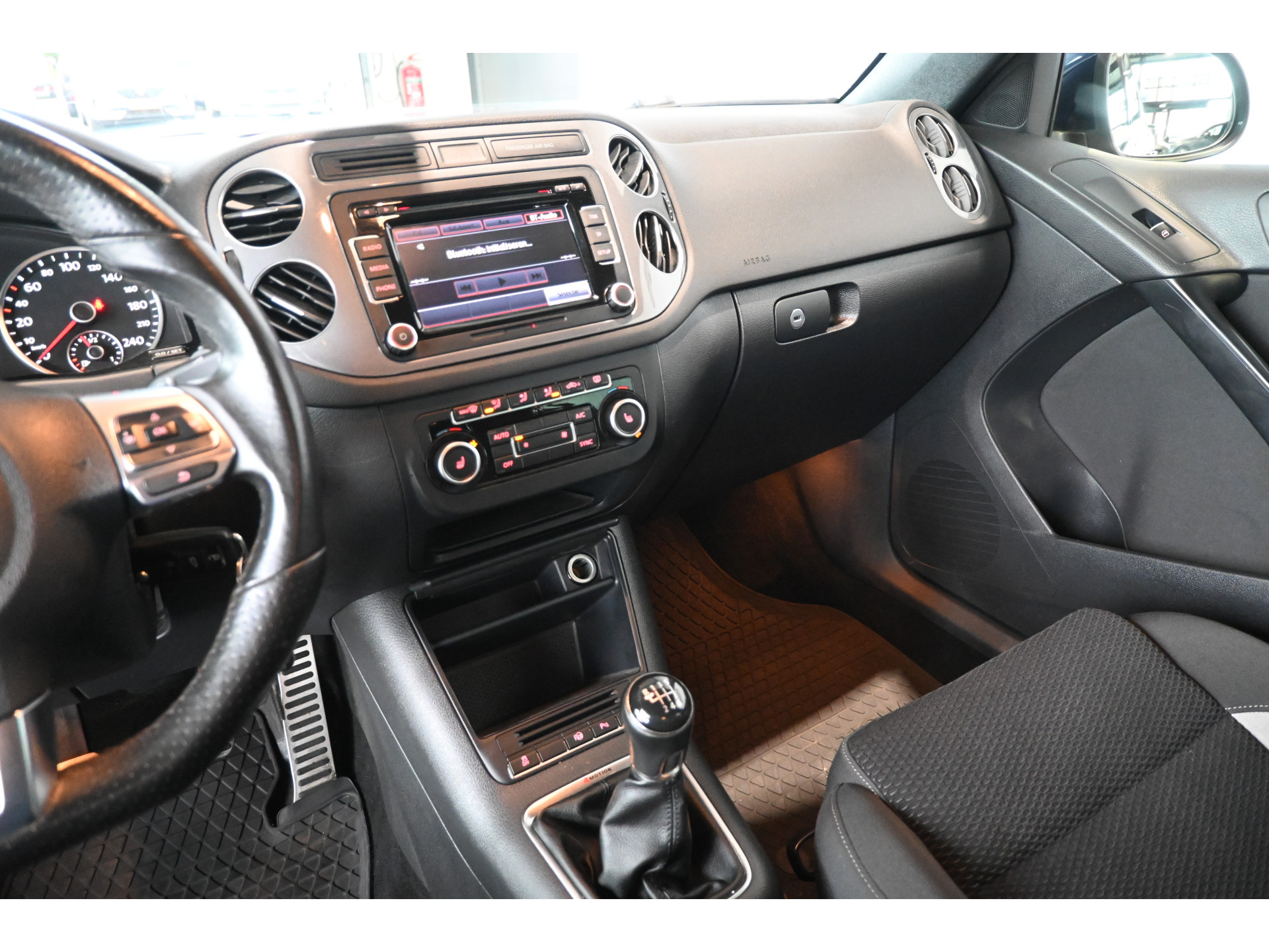 Volkswagen Tiguan 1.4 TSI Sport&Style 4Motion R-line Edition Clima Navigatie Stoelverwarming Goed Onderhouden! Inruil Mogelijk!