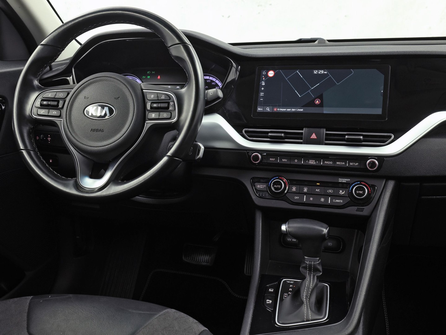 Kia Niro 1.6 GDi Hybrid DynamicLine 141Pk Automaat (APPLE CARPLAY, GROOT NAVI, CAMERA, TREKHAAK, SPORTSTOELEN, ADAPTIVE CRUISE, LANE ASSIST, NIEUWE APK, NIEUWSTAAT)