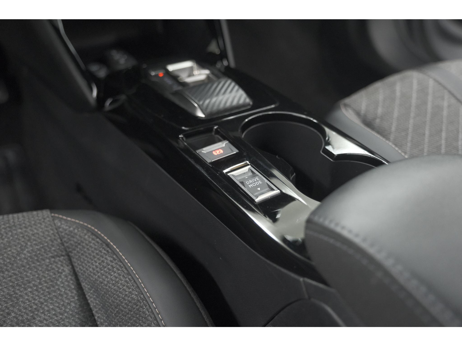 Peugeot 2008 Hybrid 136 e-DCS6 Allure | 360 Camera | Adaptieve Cruise Control | Dodehoekdetectie | Navigatie