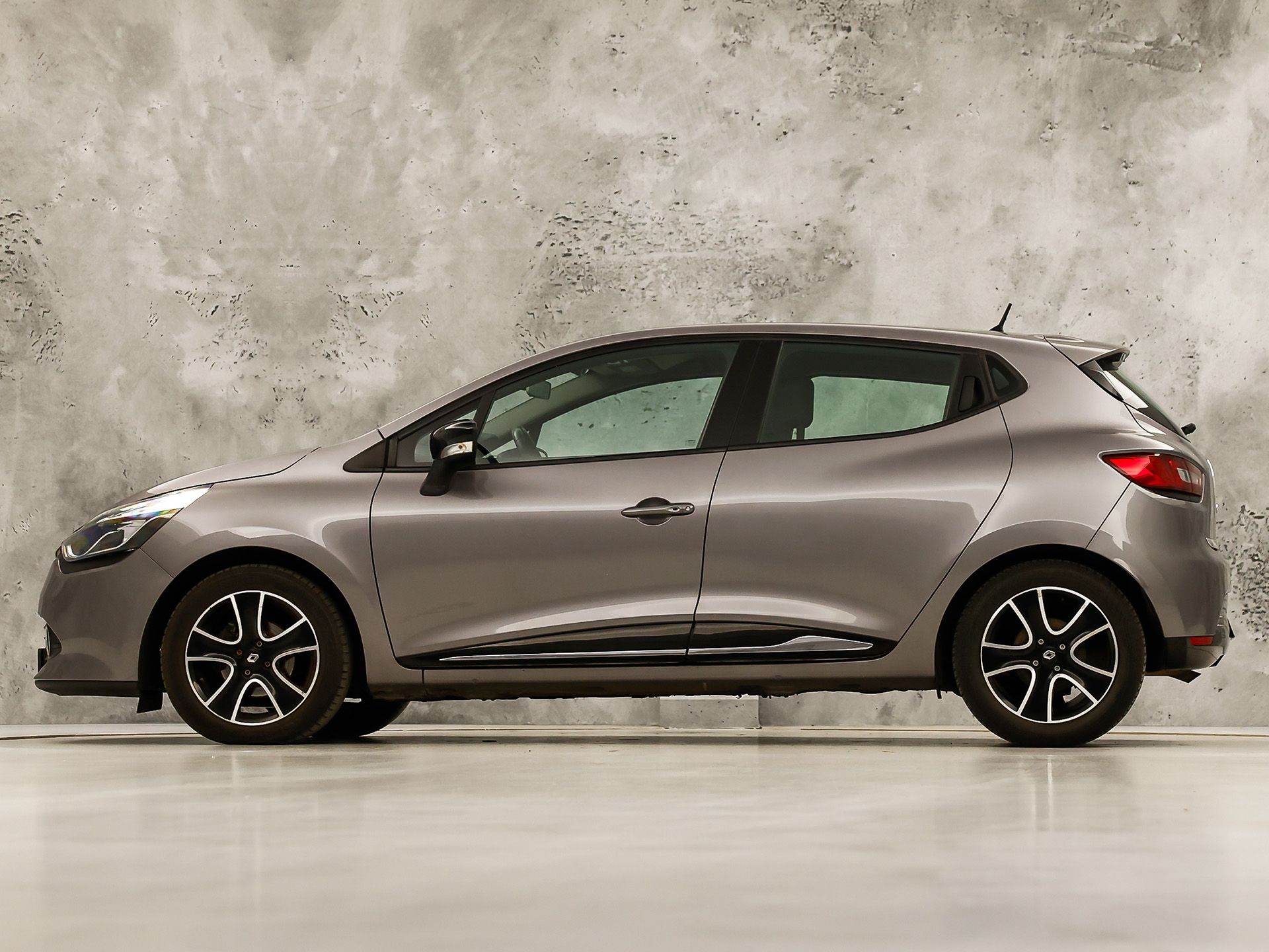 Renault Clio 0.9 TCe Dynamic Sport (NAVIGATIE, CRUISE, LM VELGEN, SPORTSTOELEN, PARKEERSENSOREN, BLUETOOTH, NIEUWE APK, NIEUWSTAAT)