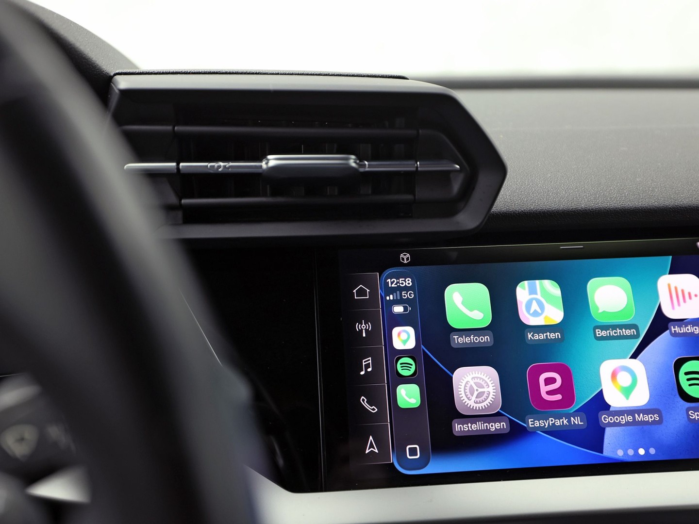 Audi A3 Sportback 40 TFSI e Sport 204Pk Automaat (APPLE CARPLAY, GROOT NAVI, LEDER, STOELVERWARMING, SPORTSTOELEN, ADAPTIVE CRUISE, GETINT GLAS, NIEUWSTAAT)