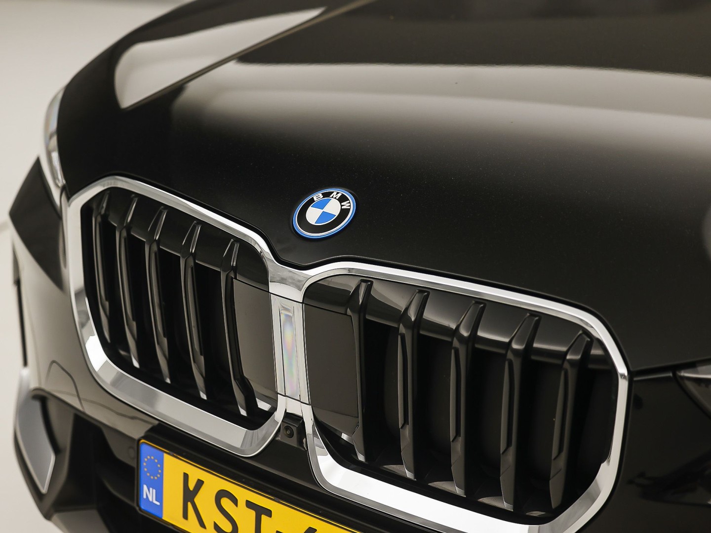 BMW X1 xDrive25e Sport Automaat 245Pk (APPLE CARPLAY, HEAD-UP DISPLAY, 360 CAMERA, GETINT GLAS, LEDER, STOELVERWARMING, ZWARTE HEMEL, NIEUWSTAAT)