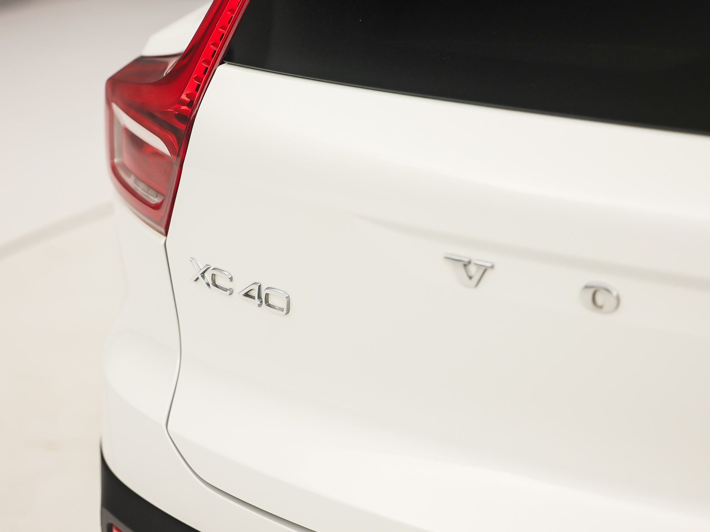 Volvo XC40 1.5 T5 Twin Engine R-Design 252Pk Automaat (PANORAMADAK, GROOT NAVI, CAMERA, HARMAN/KARDON, SPORTSTOELEN, LEDER/ALCANTARA, ELEK ACHTERKLEP, NIEUWE APK,  NIEUWSTAAT)