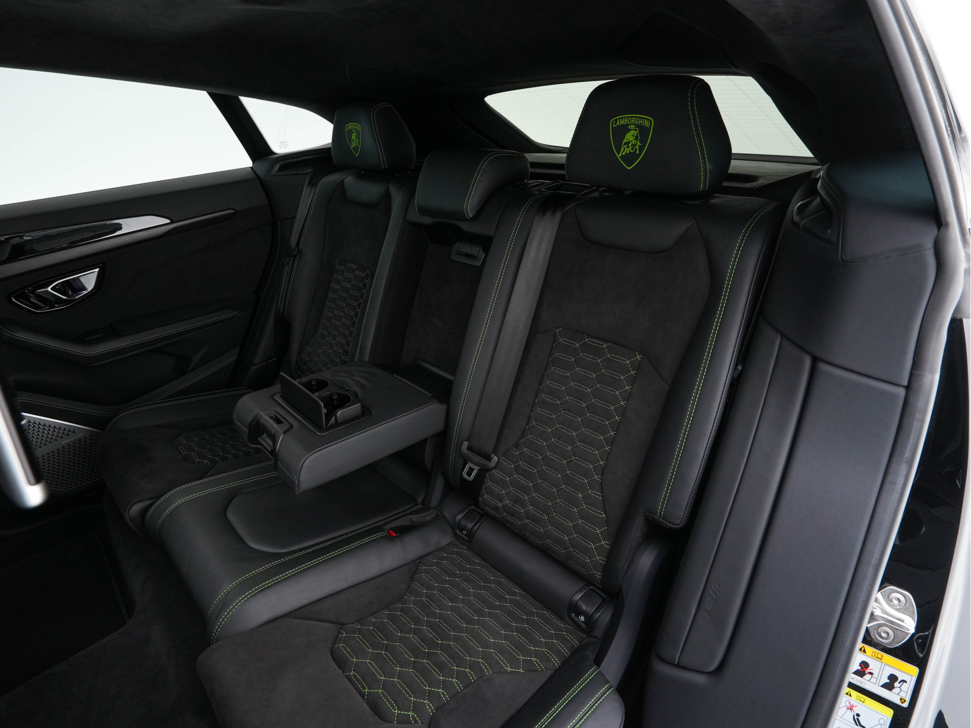 Lamborghini Urus 4.0 V8 Pearl Capsule (INCL-BTW) *CERAMIC-BRAKES | PANO | HEAD-UP | SOFT-CLOSE | LEATHER-ALCANTARA | FULL-LED | NIGHT-VISION | BANG&OLUFSEN | MEMORY-PACK | HEATED-SPORTSEATS | TOP-VIEW | ADAPTIVE-CRUISE | ...