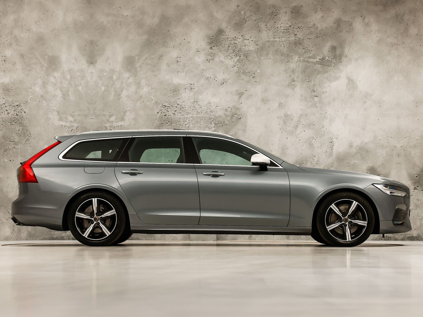 Volvo V90 2.0 T4 R-Design Automaat 190Pk (PANORAMADAK, HARMAN/KARDON, MEMORY SEATS, APPLE CARPLAY, GETINT GLAS, CAMERA, STOELVERWARMING, LEDER, NIEUWE APK, NIEUWSTAAT)