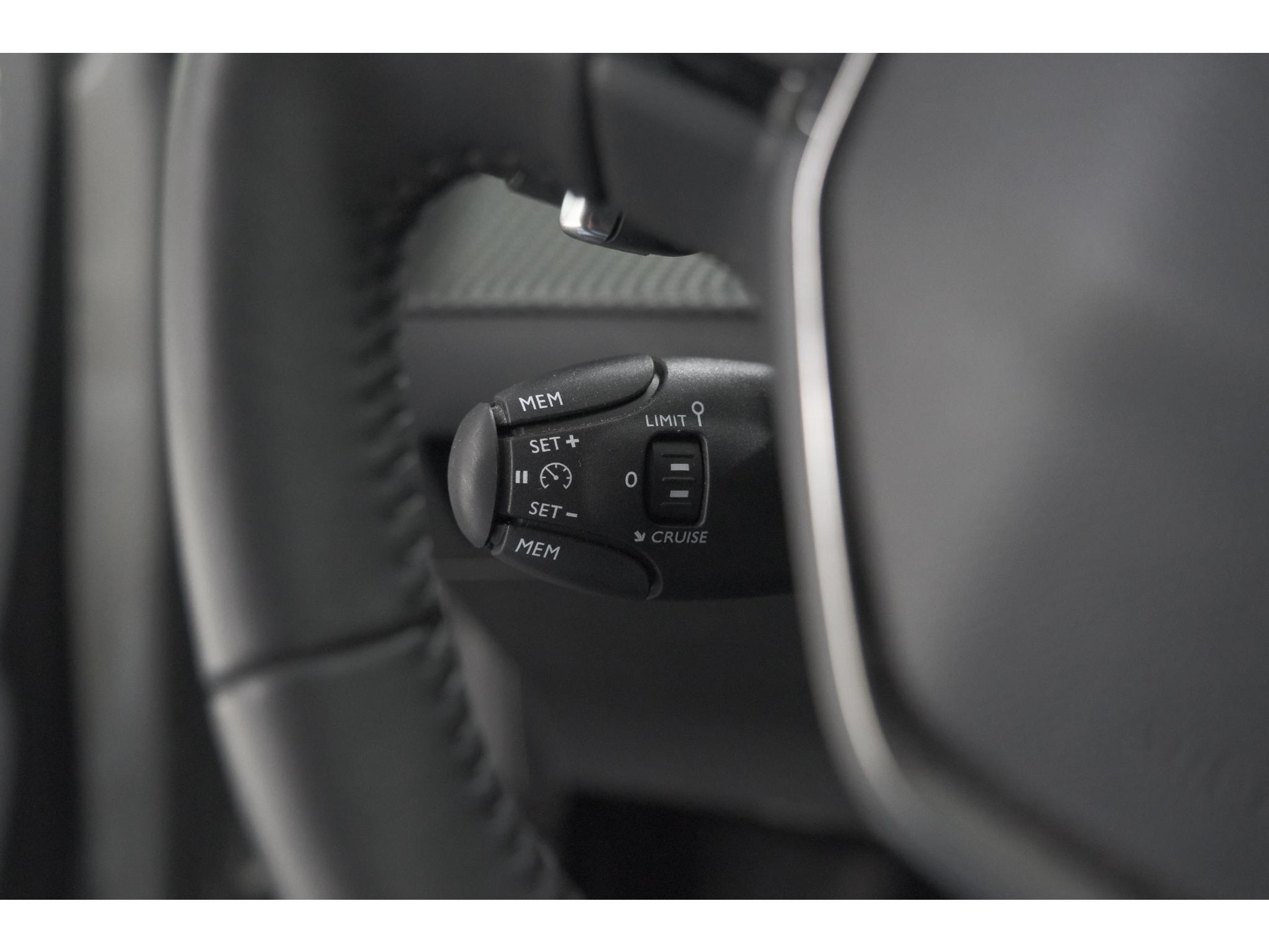 Peugeot 208 1.2 Hybrid 110 e-DCS6 Allure | Apple Carplay | Parkeersensoren Voor + Achter | Climate Control
